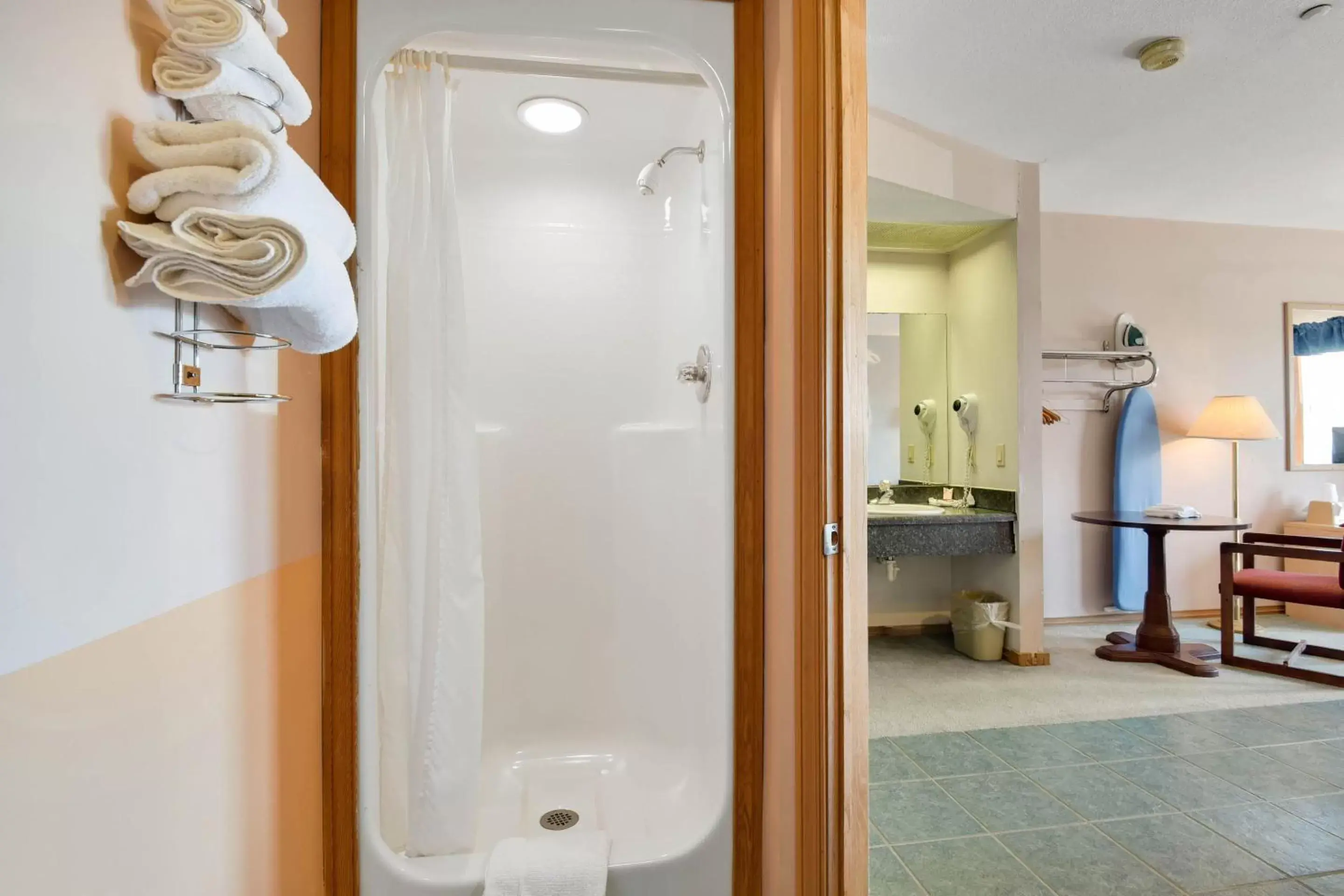 Shower, Bathroom in Casa Loma inn & Suites by OYO Davenport IA Near I-80