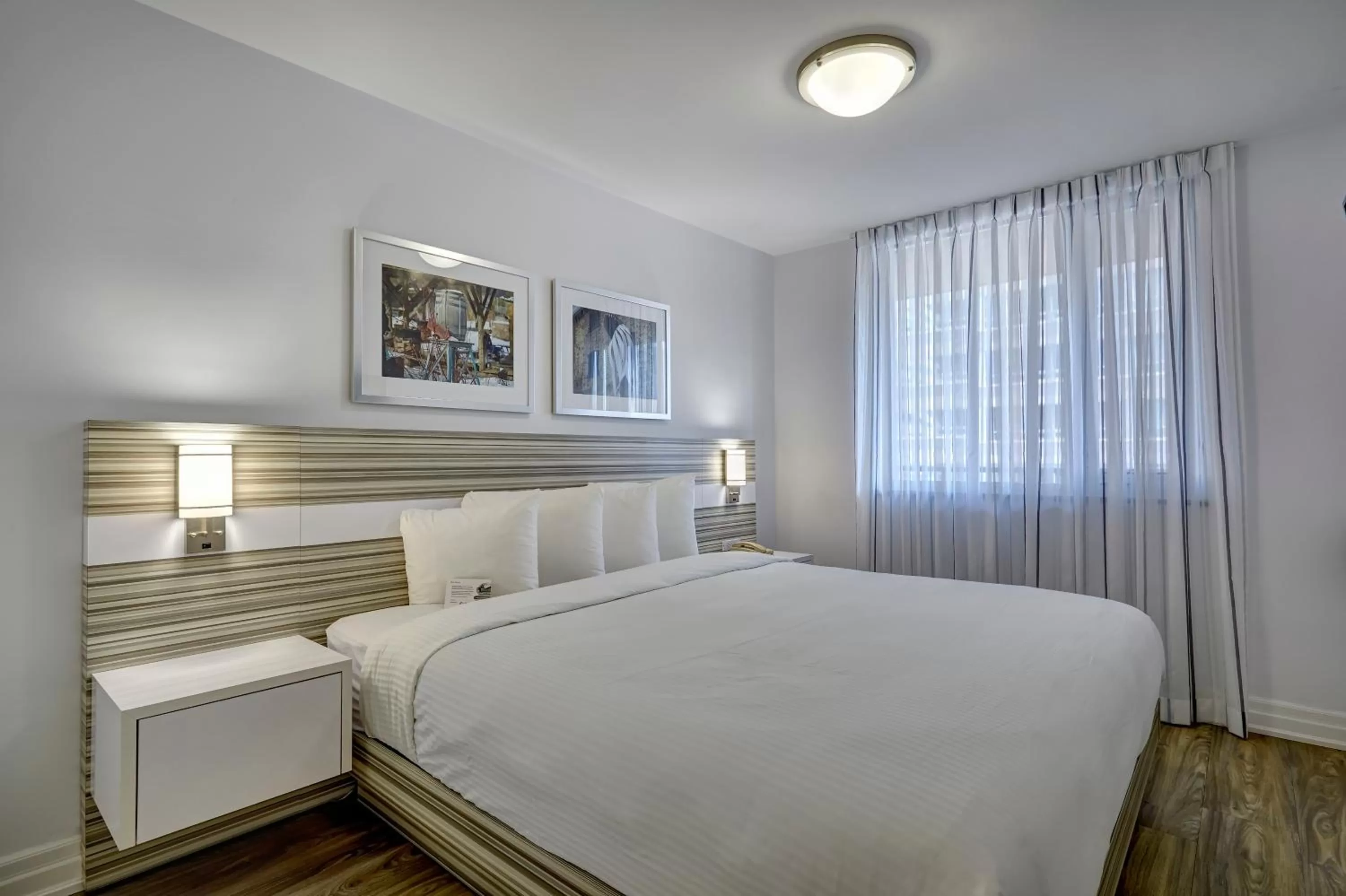 Bed in Town Inn Suites Hotel