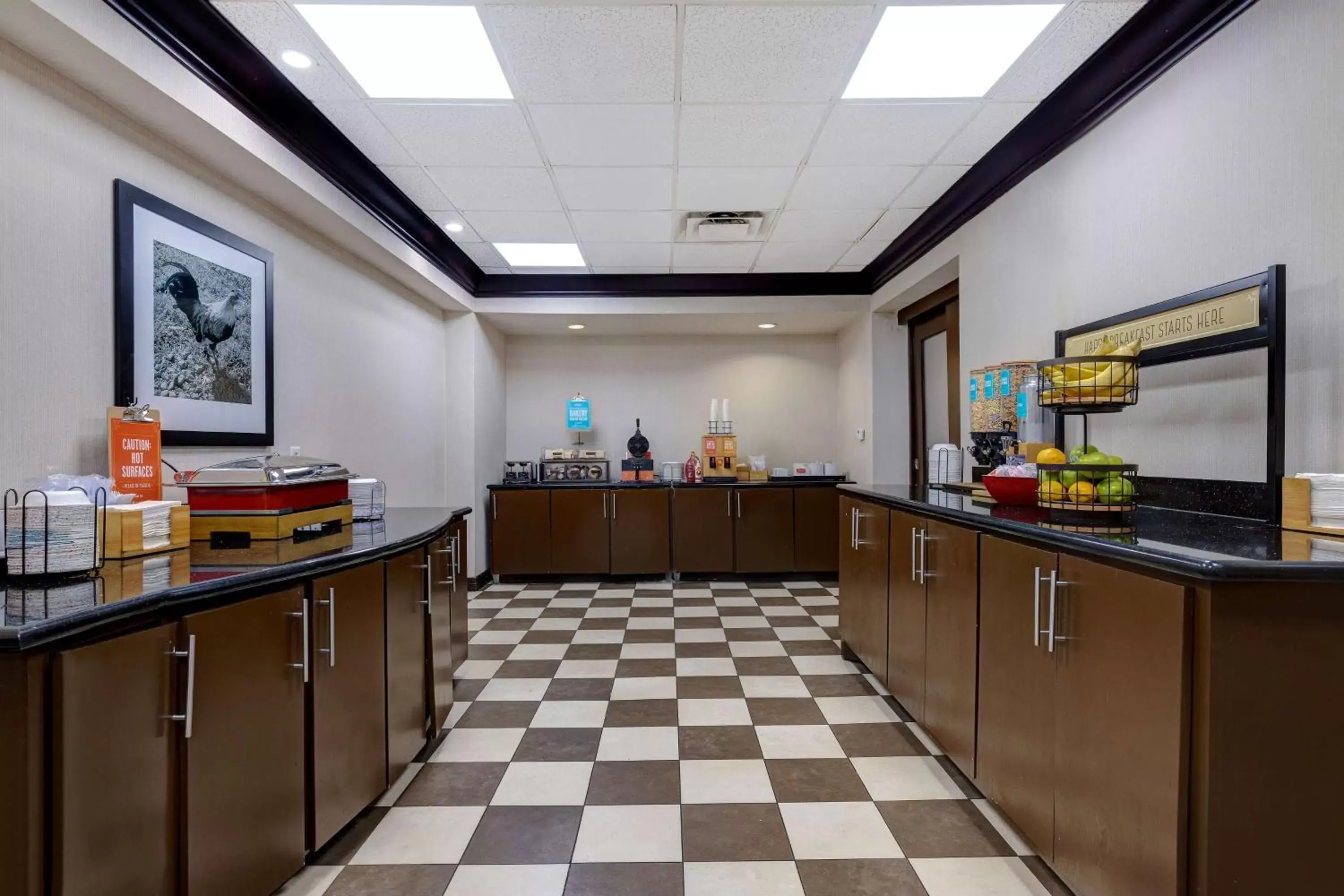 Breakfast, Kitchen/Kitchenette in Hampton Inn Victoria