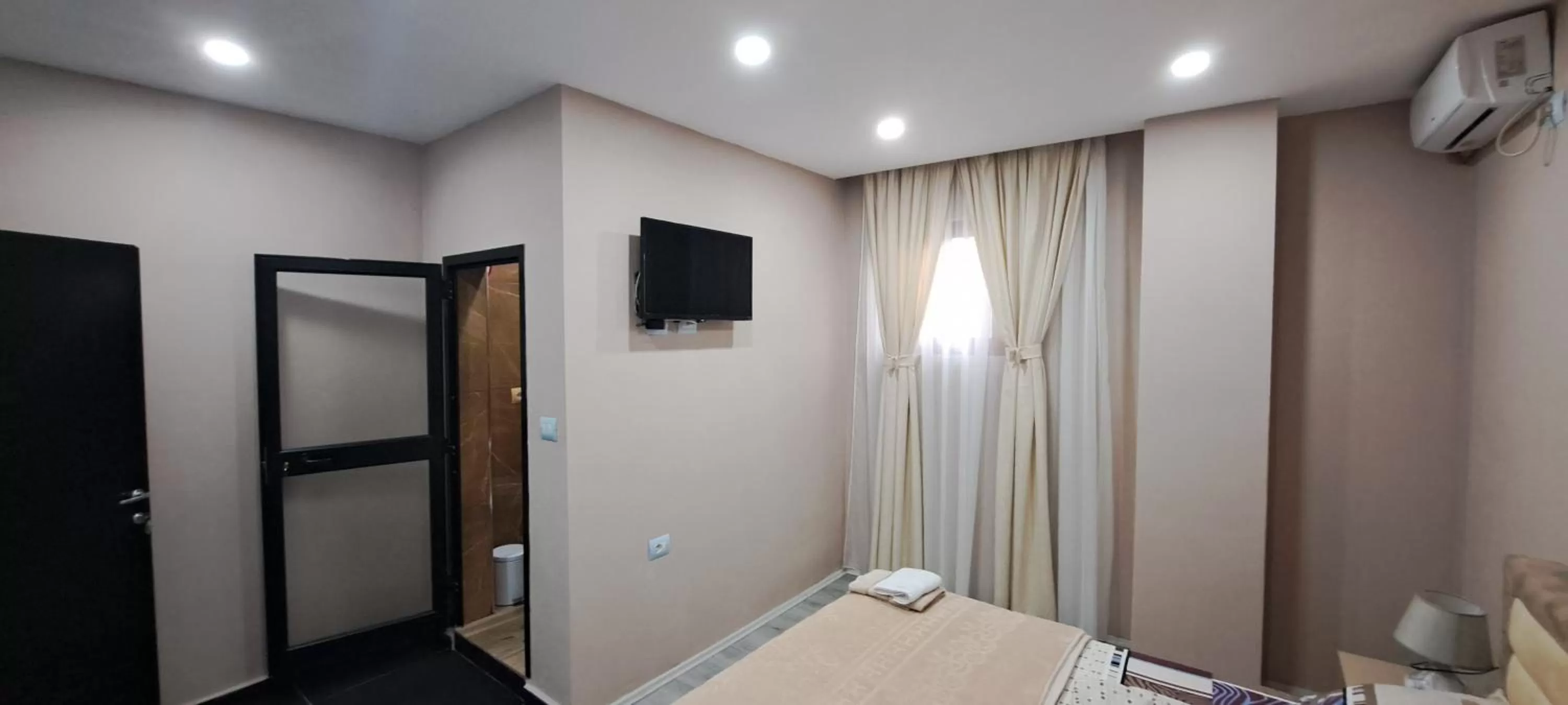 Bed in CityCenterHotel Shkoder