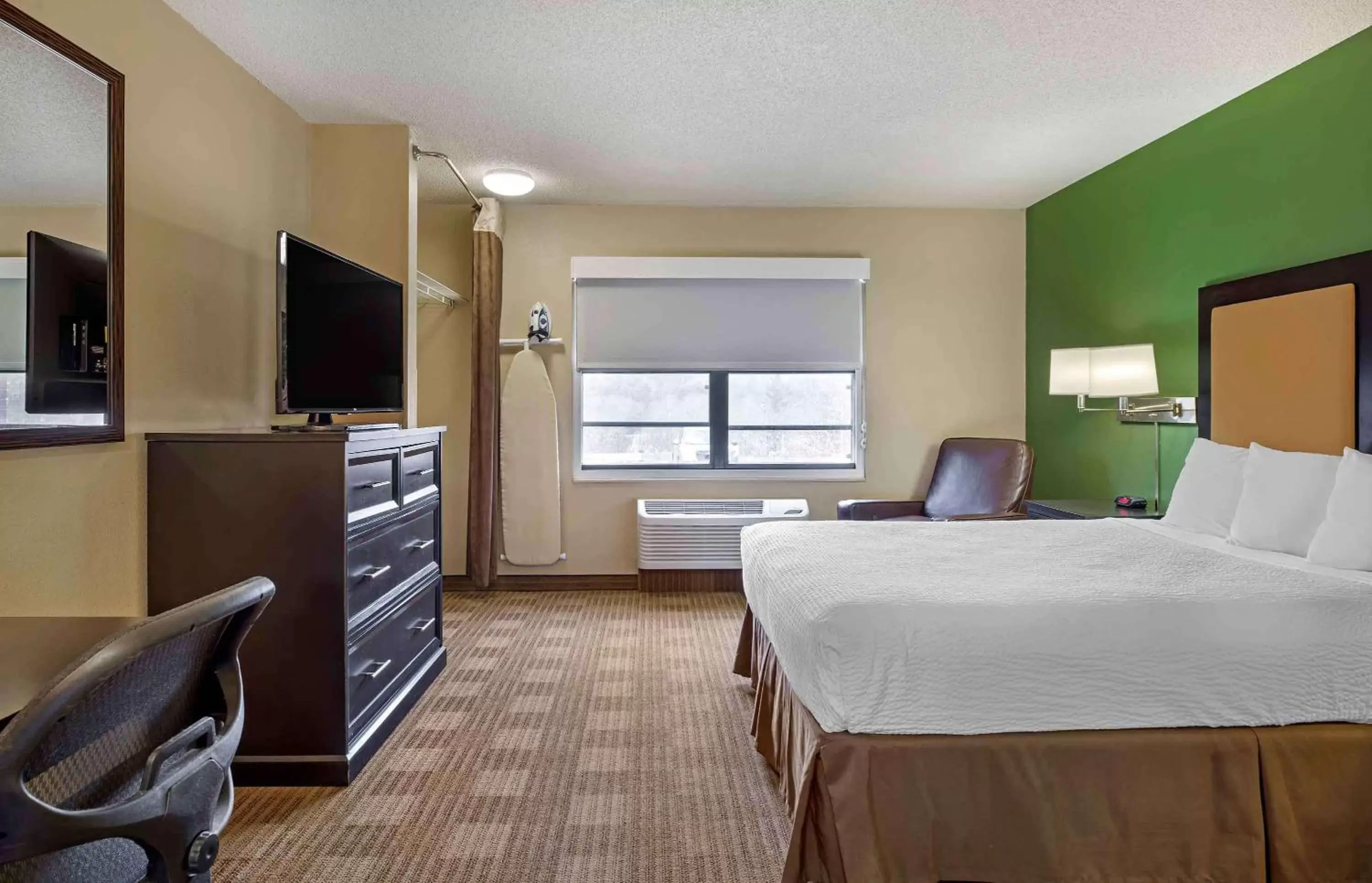 Bedroom in Extended Stay America Suites - Boston - Braintree