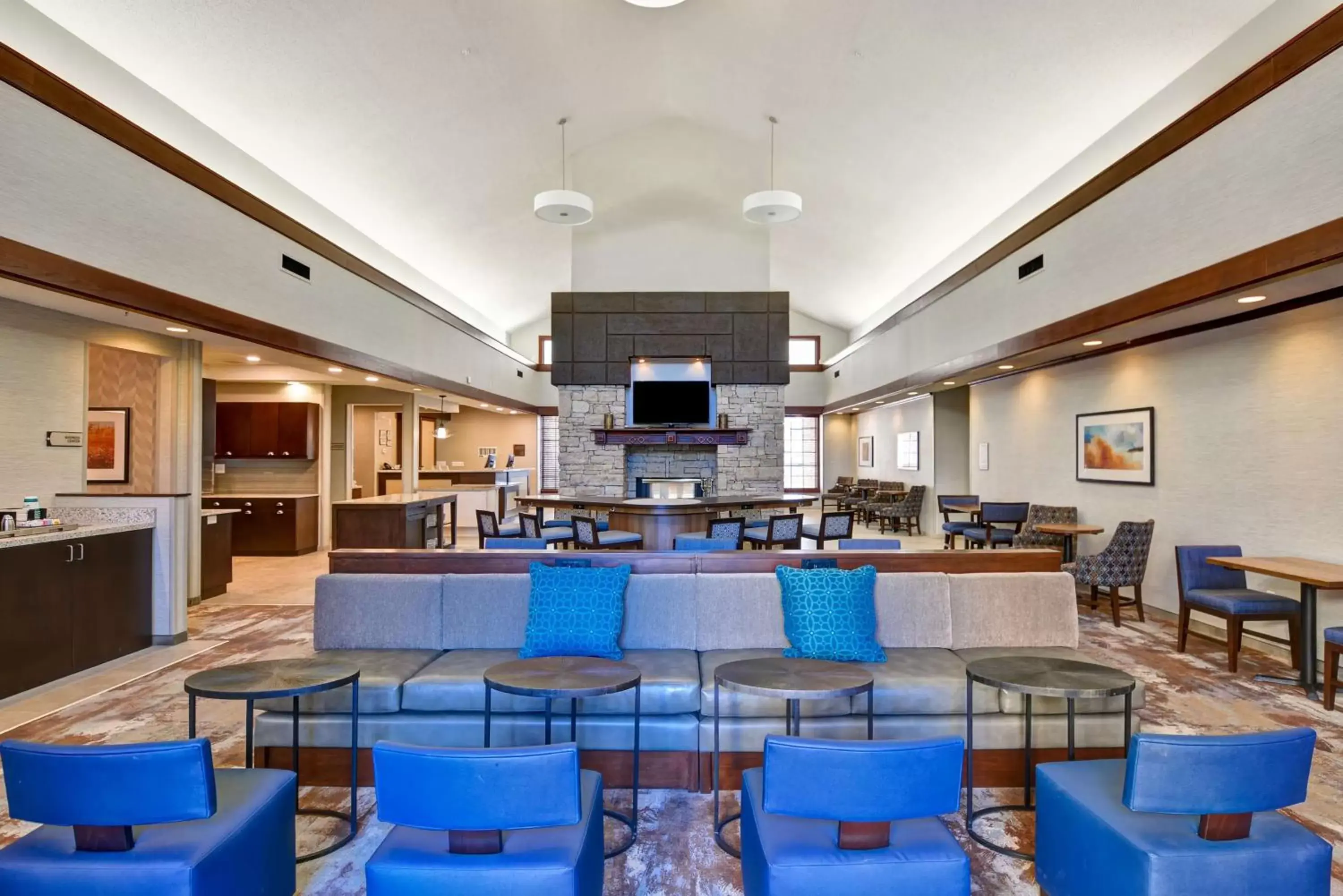 Lobby or reception, Lounge/Bar in Homewood Suites by Hilton Kansas City/Overland Park