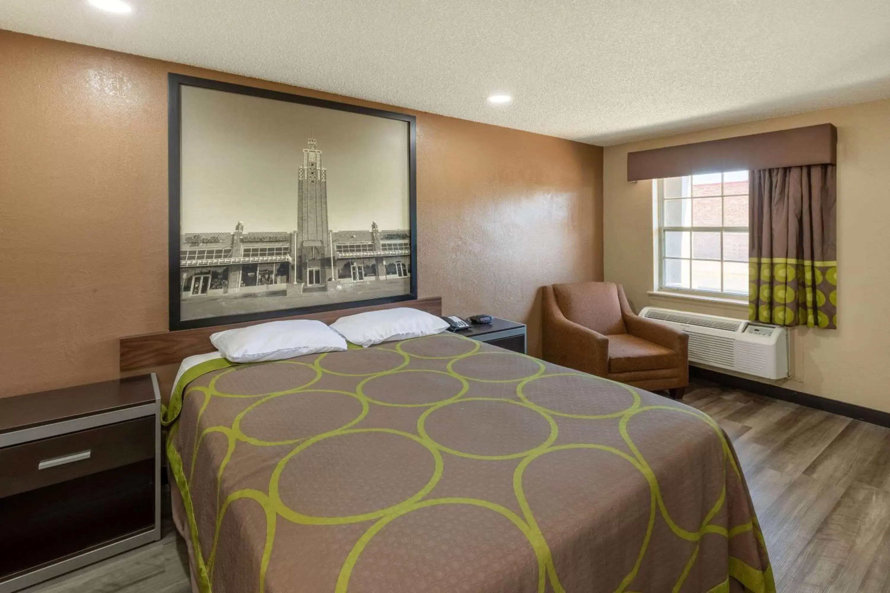 Photo of the whole room, Bed in Super 8 by Wyndham Tulsa/Arpt/St Fairgrounds