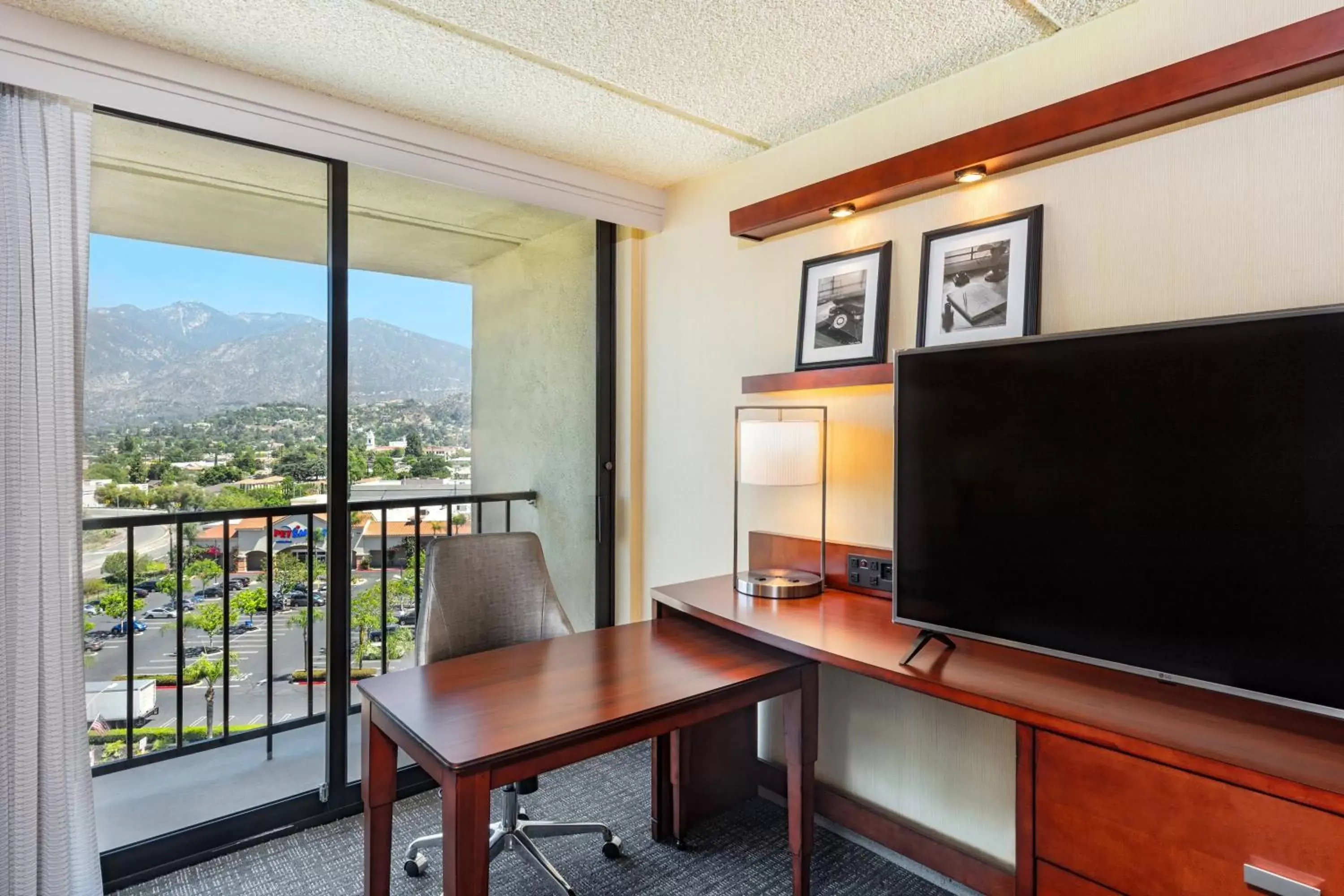 Photo of the whole room, TV/Entertainment Center in Courtyard by Marriott Los Angeles Pasadena/Monrovia