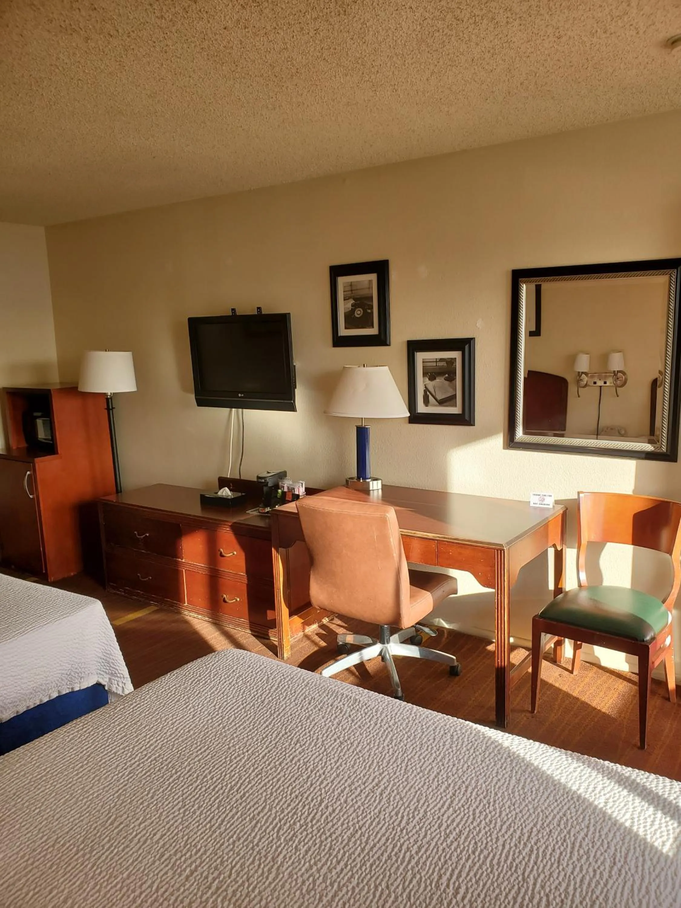 Bed in Eunice Plaza Motel