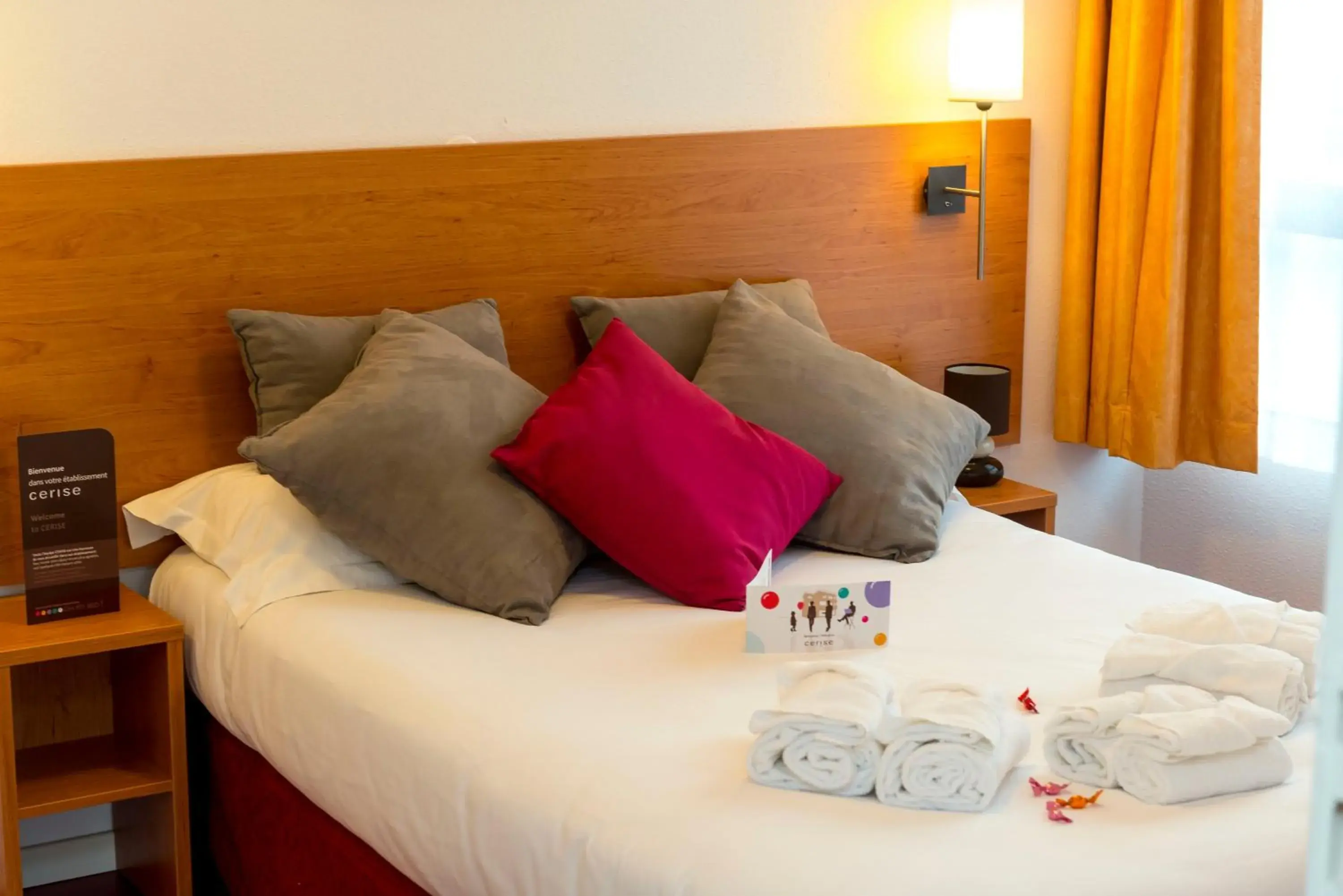 Photo of the whole room, Bed in Cerise Strasbourg