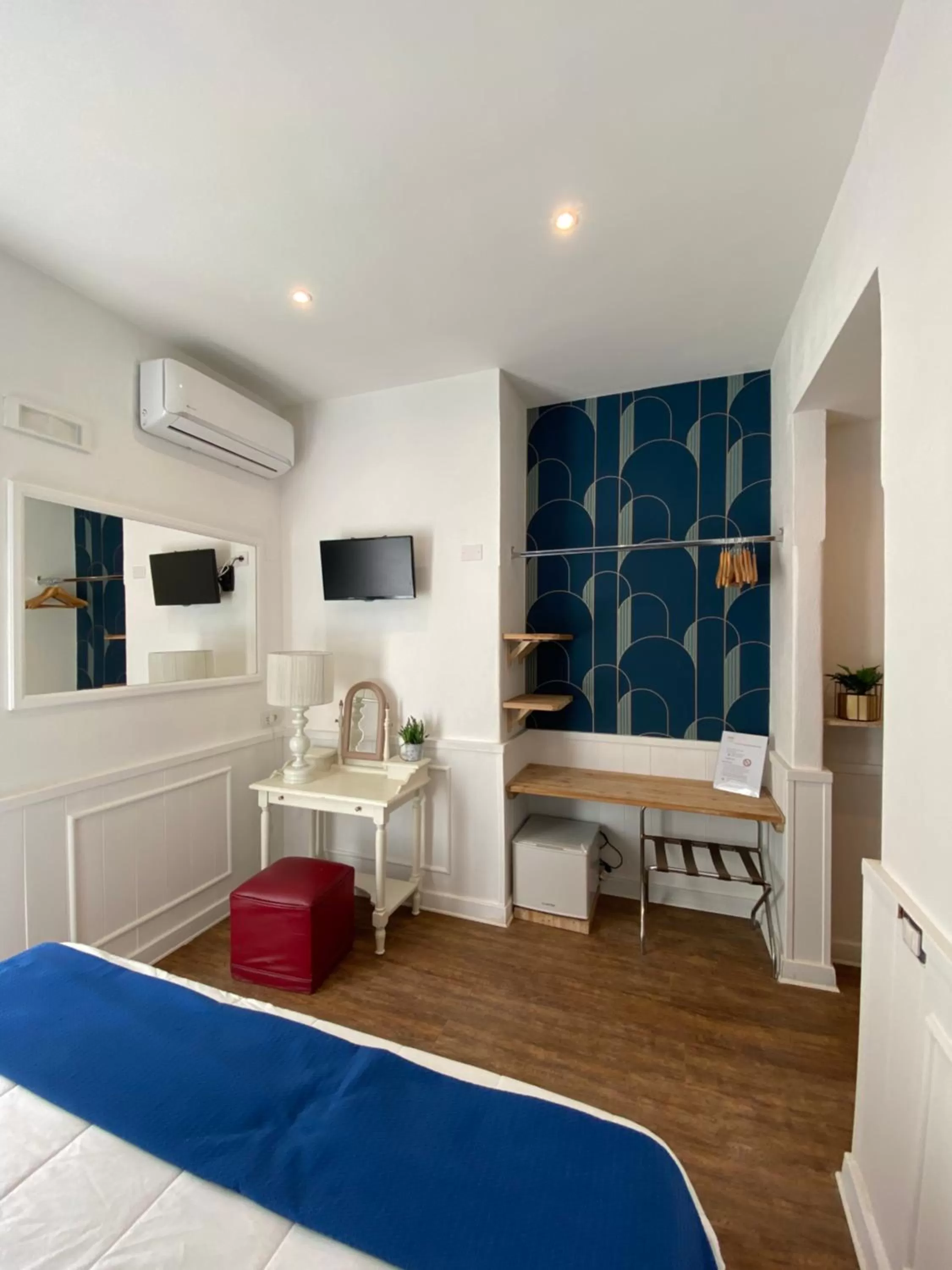 Photo of the whole room, Bed in Hotel Europeo Napoli