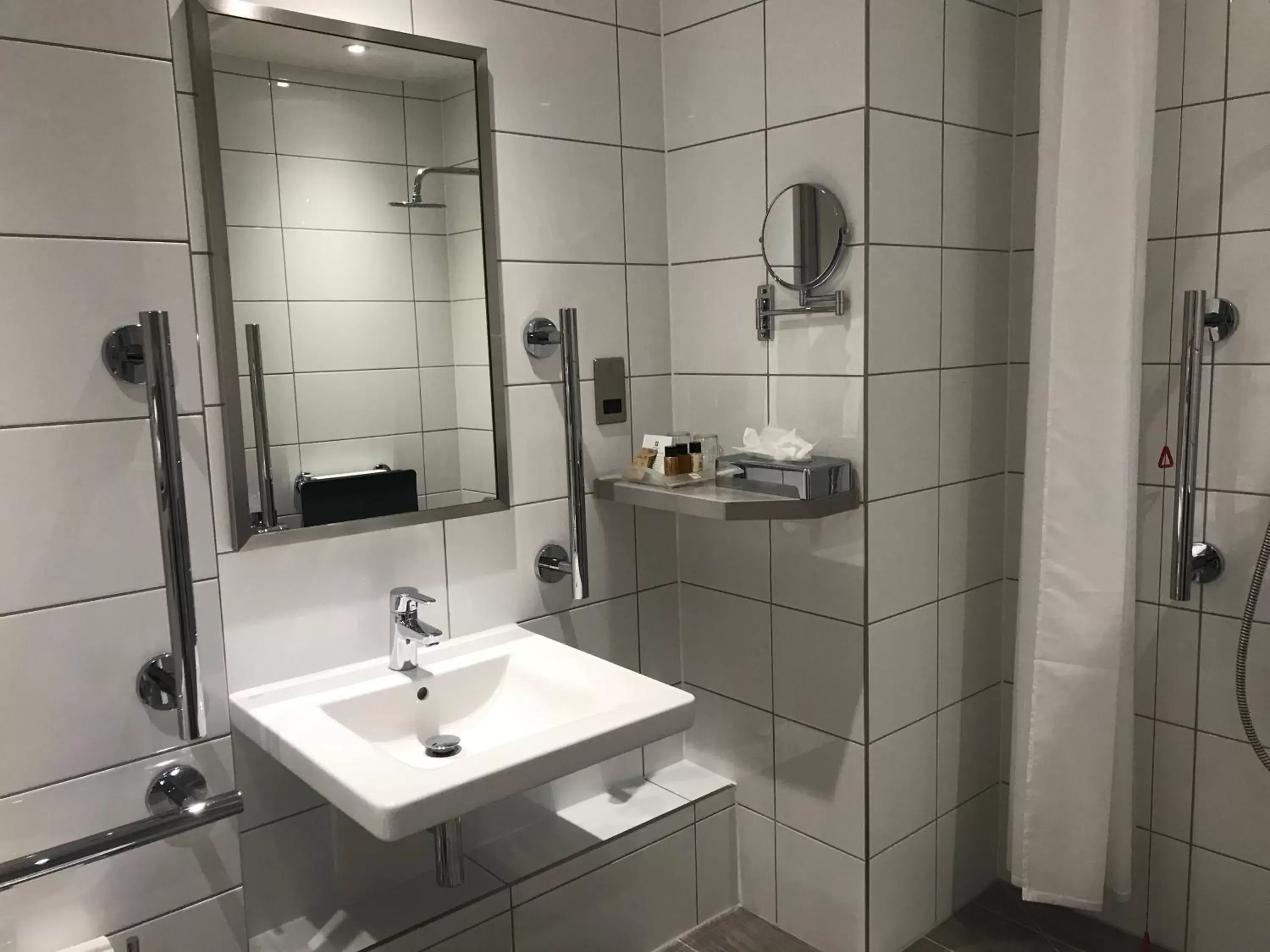 Bathroom in Holiday Inn London-Shepperton, an IHG Hotel