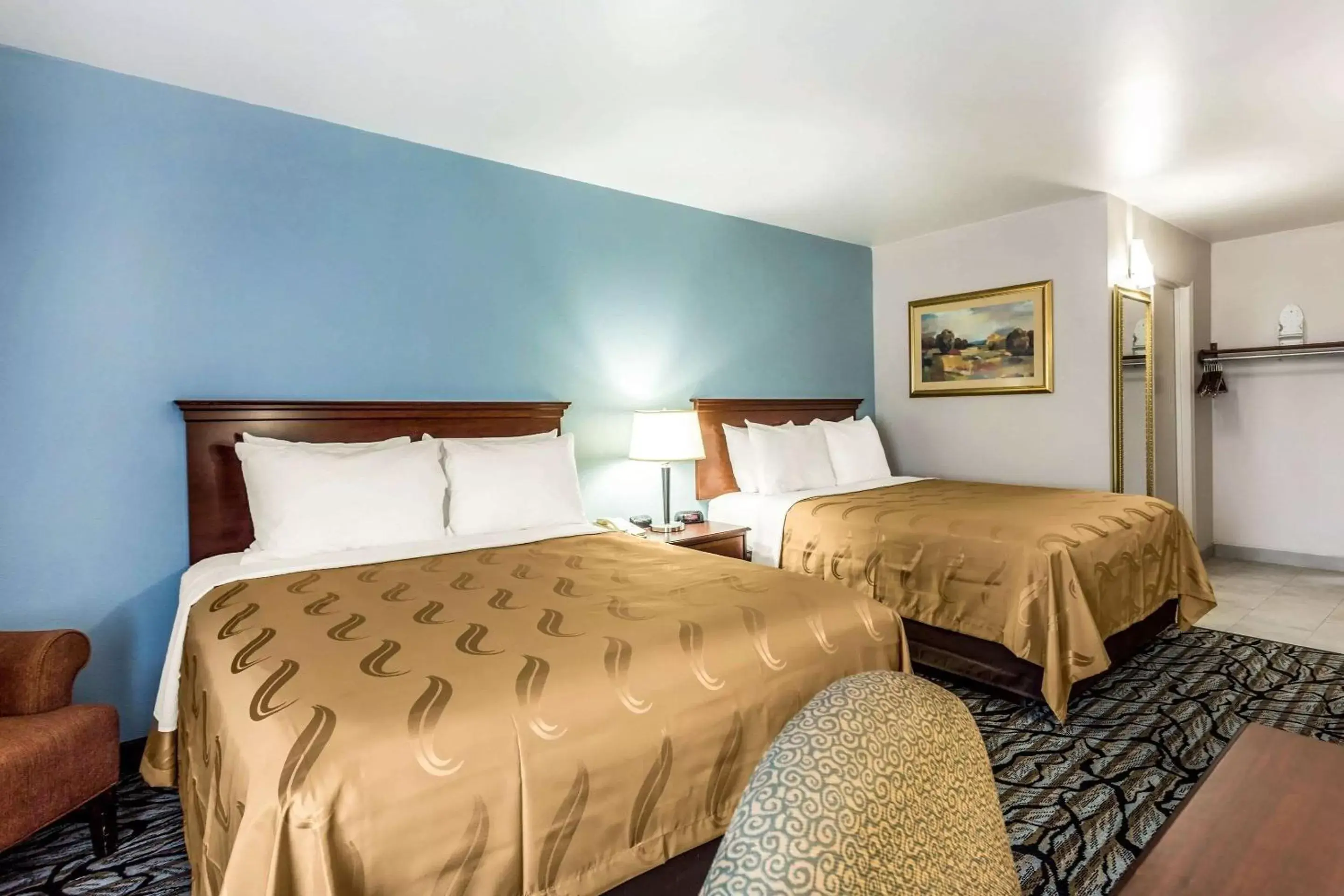 Photo of the whole room, Bed in Quality Inn at the Park