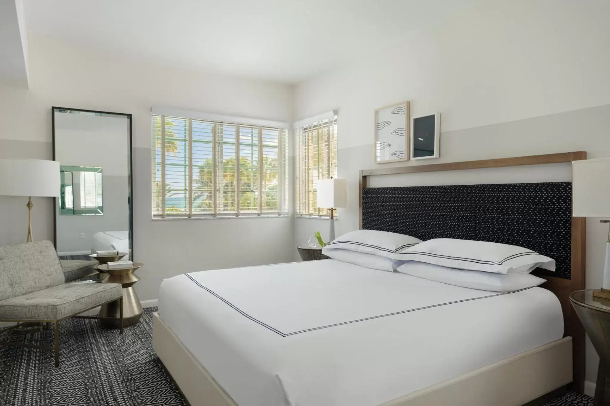 Photo of the whole room, Bed in Kimpton Surfcomber Hotel, an IHG Hotel