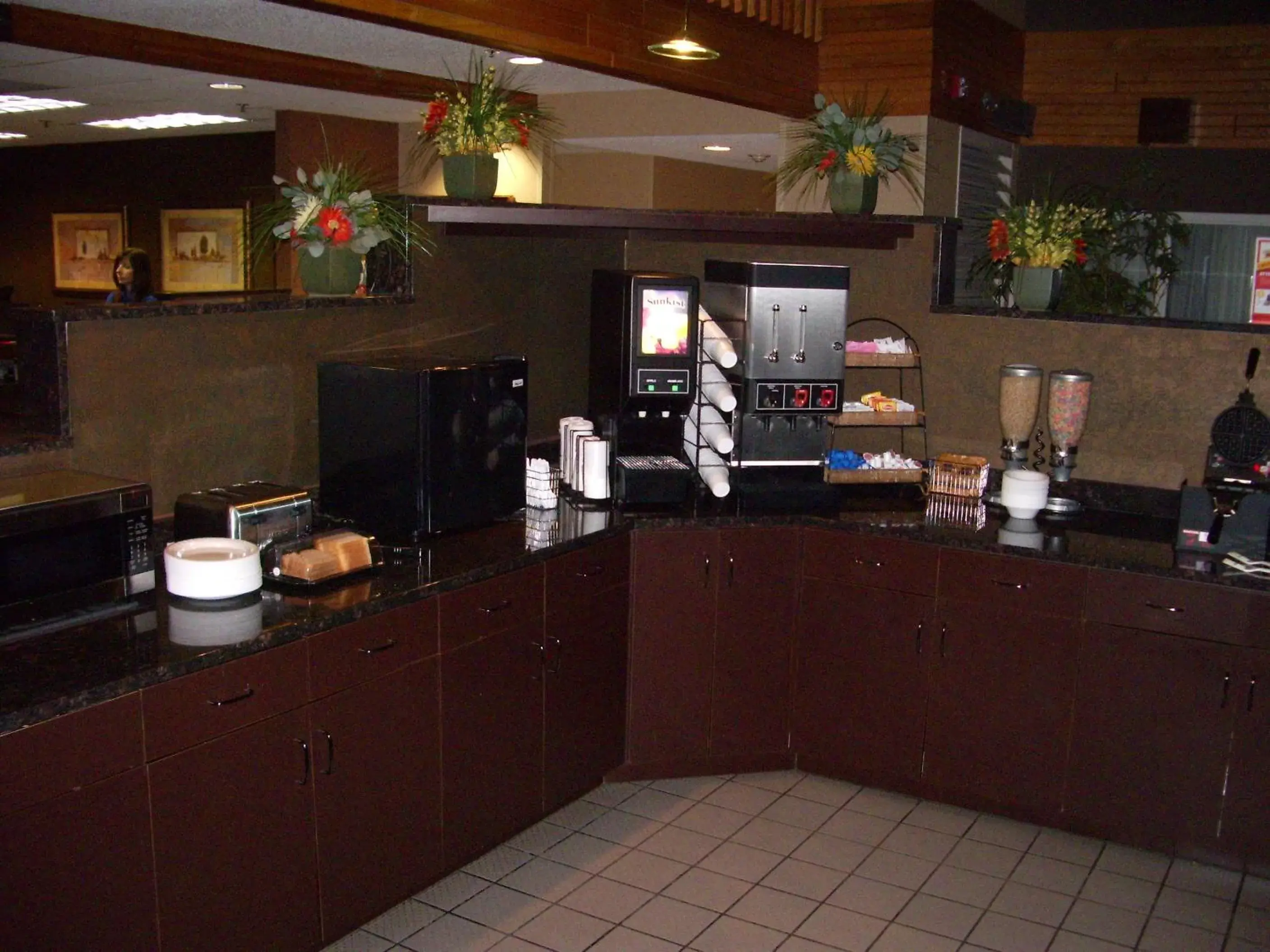 Breakfast, Restaurant/Places to Eat in C'mon Inn & Suites Fargo