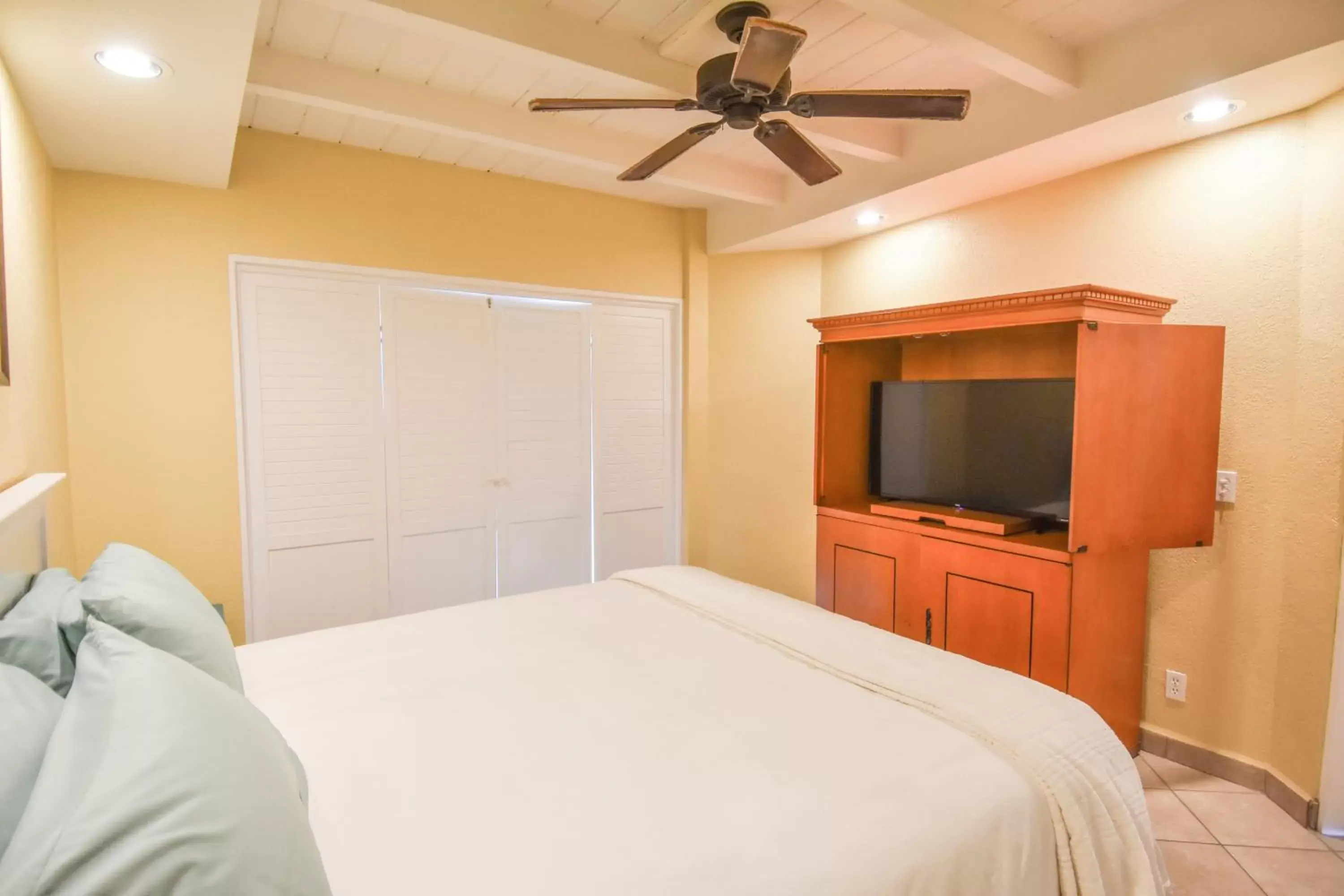 Bedroom, Bed in Quinta Pacifica Beachfront Villas