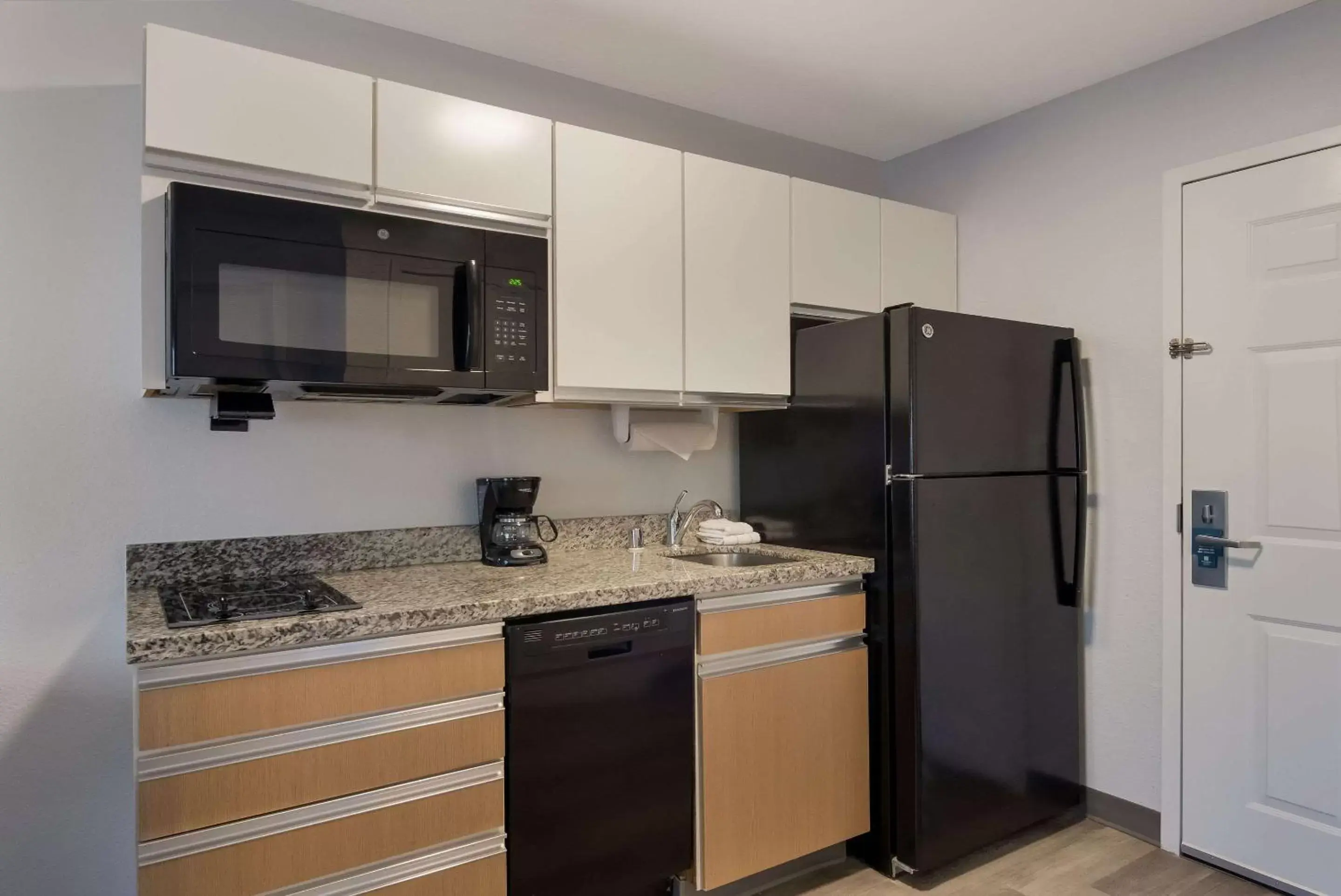 Bedroom, Kitchen/Kitchenette in MainStay Suites Omaha Old Mill