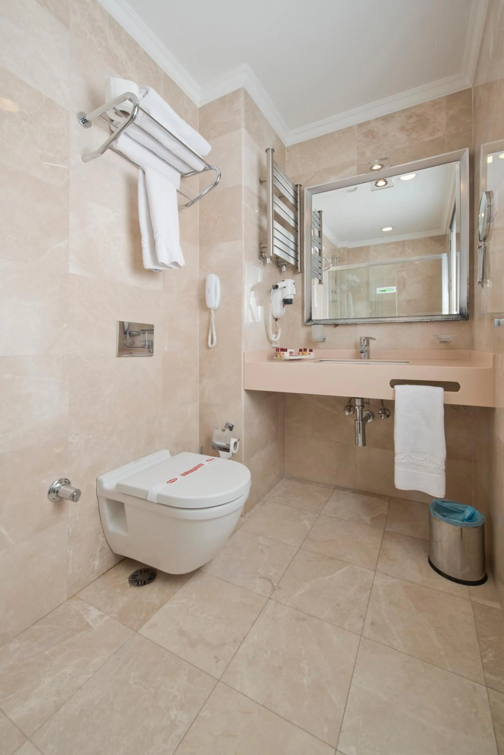 Shower in Emporium Hotel