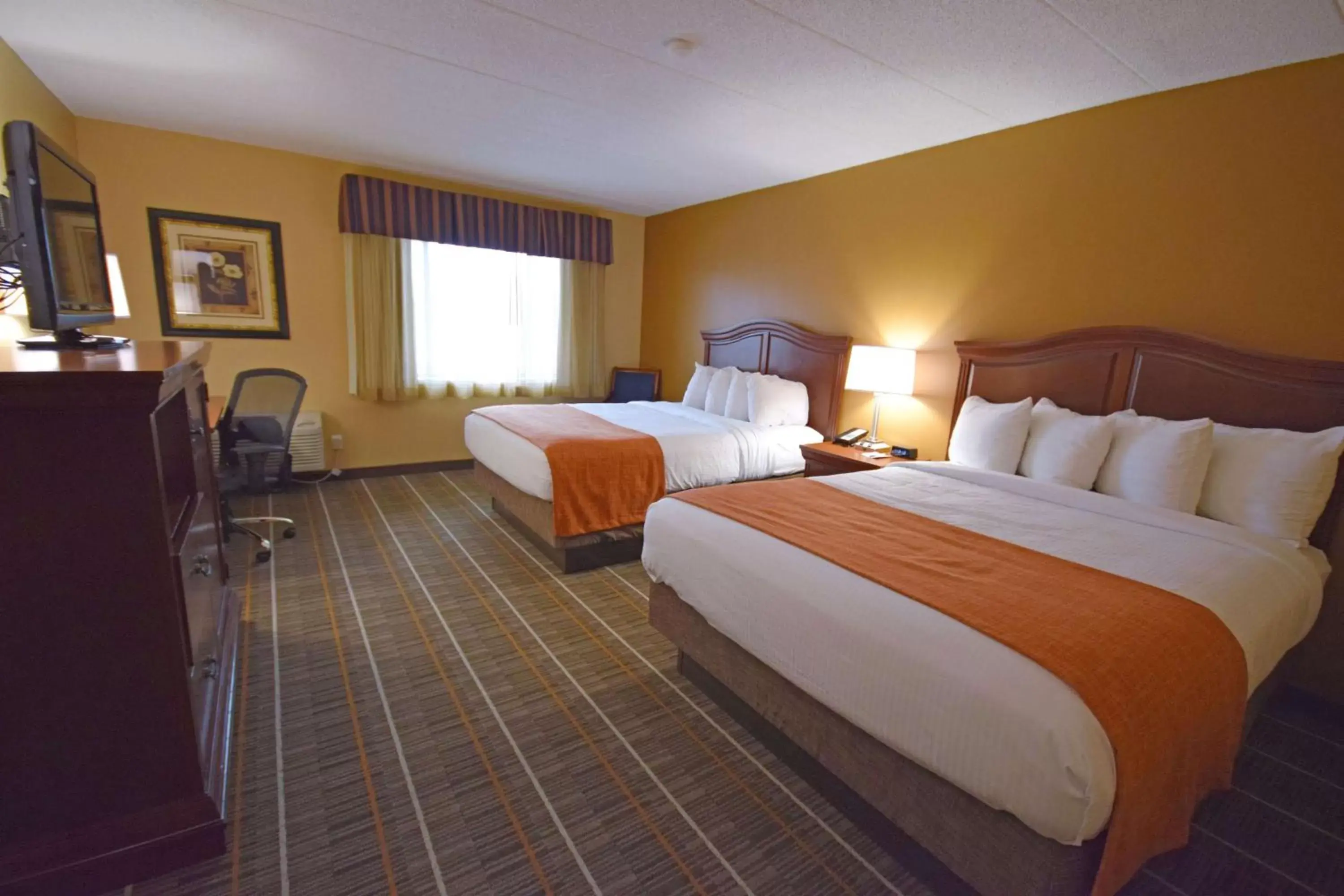 Photo of the whole room, Bed in Best Western Resort Hotel & Conference Center Portage