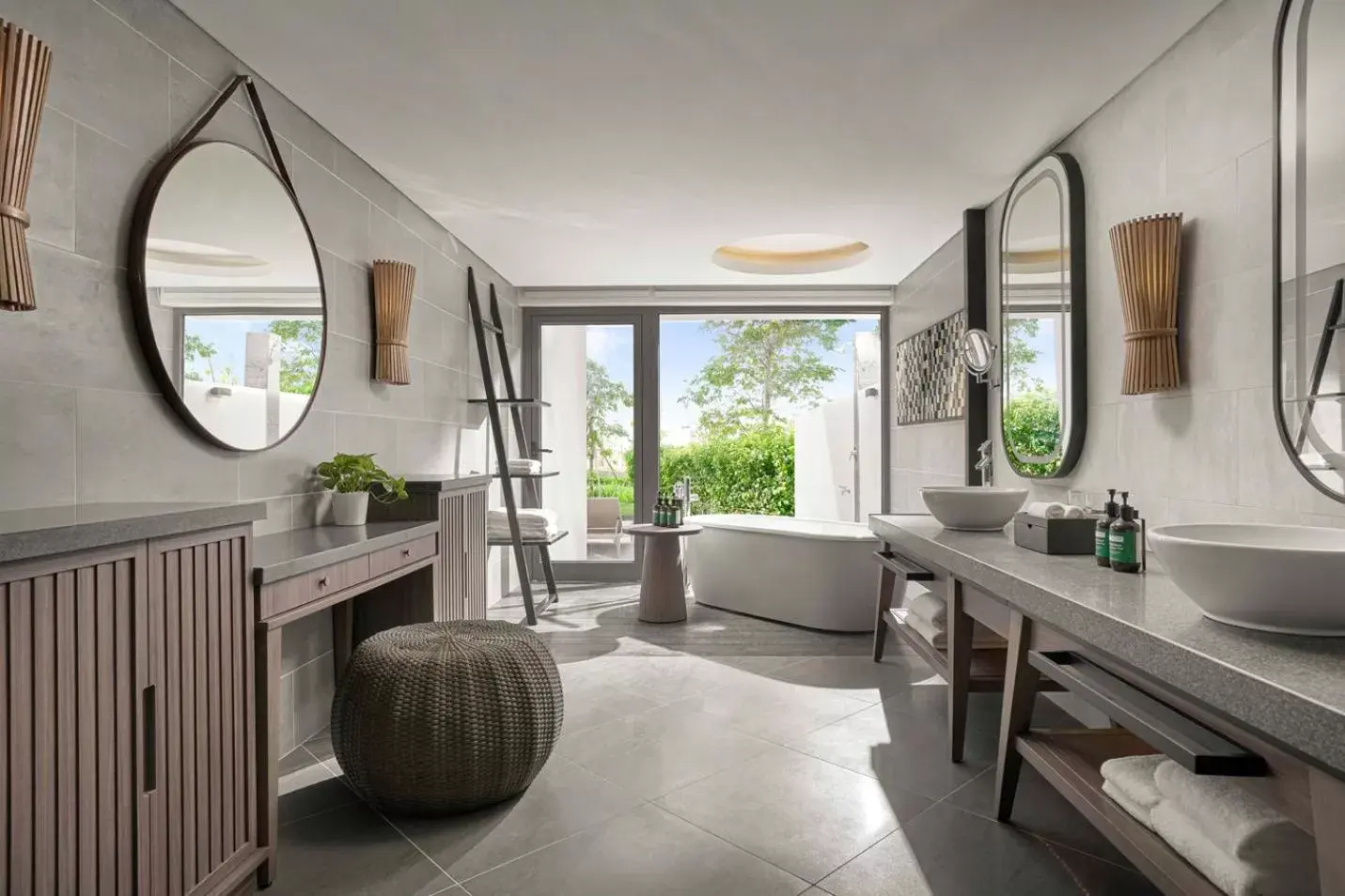 Bathroom, Seating Area in Crowne Plaza Phu Quoc Starbay, an IHG Hotel