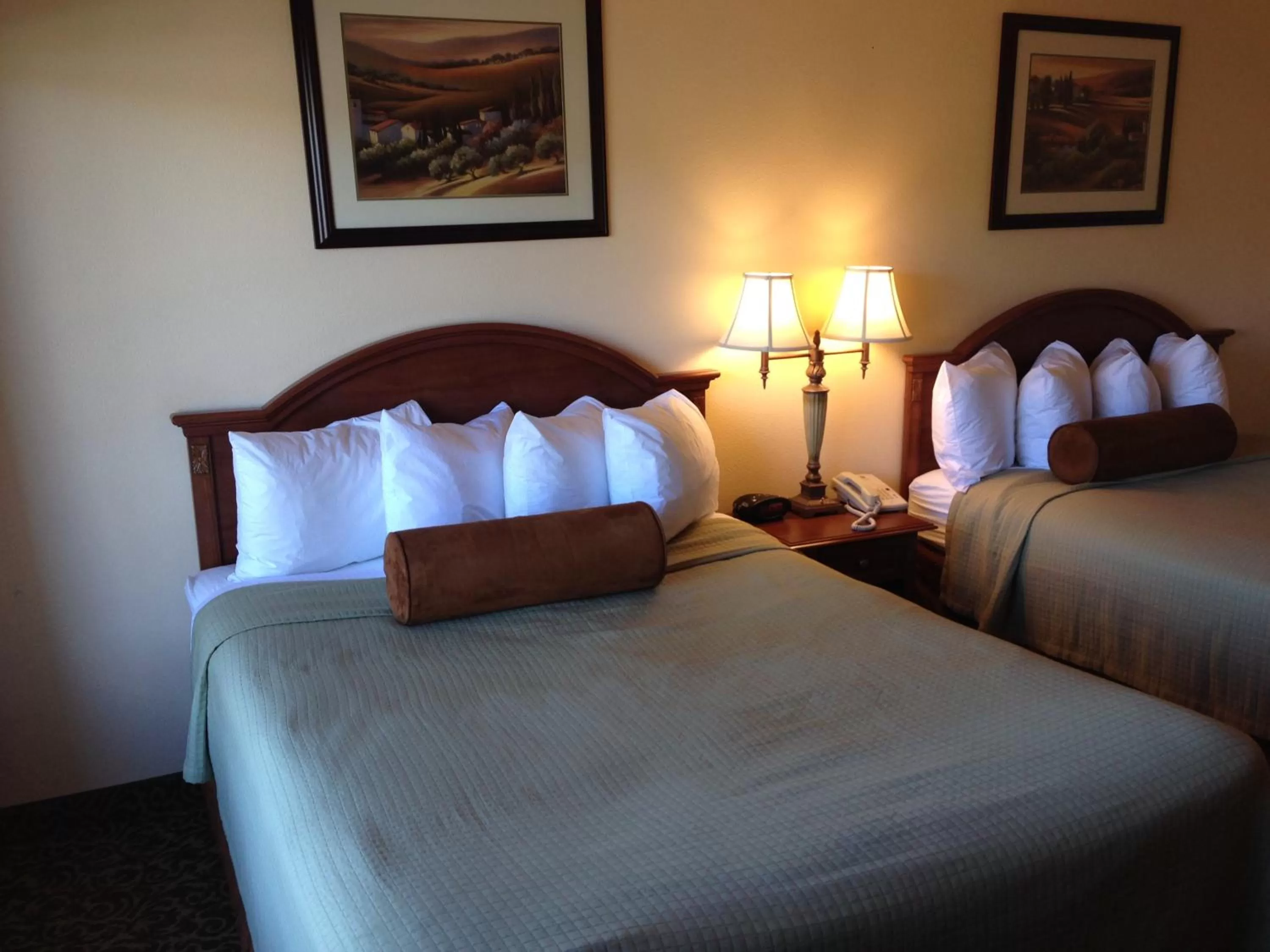 Queen Room with Two Queen Beds and Roll-In Shower - Disability Access/Non-Smoking in Best Western El Grande Inn