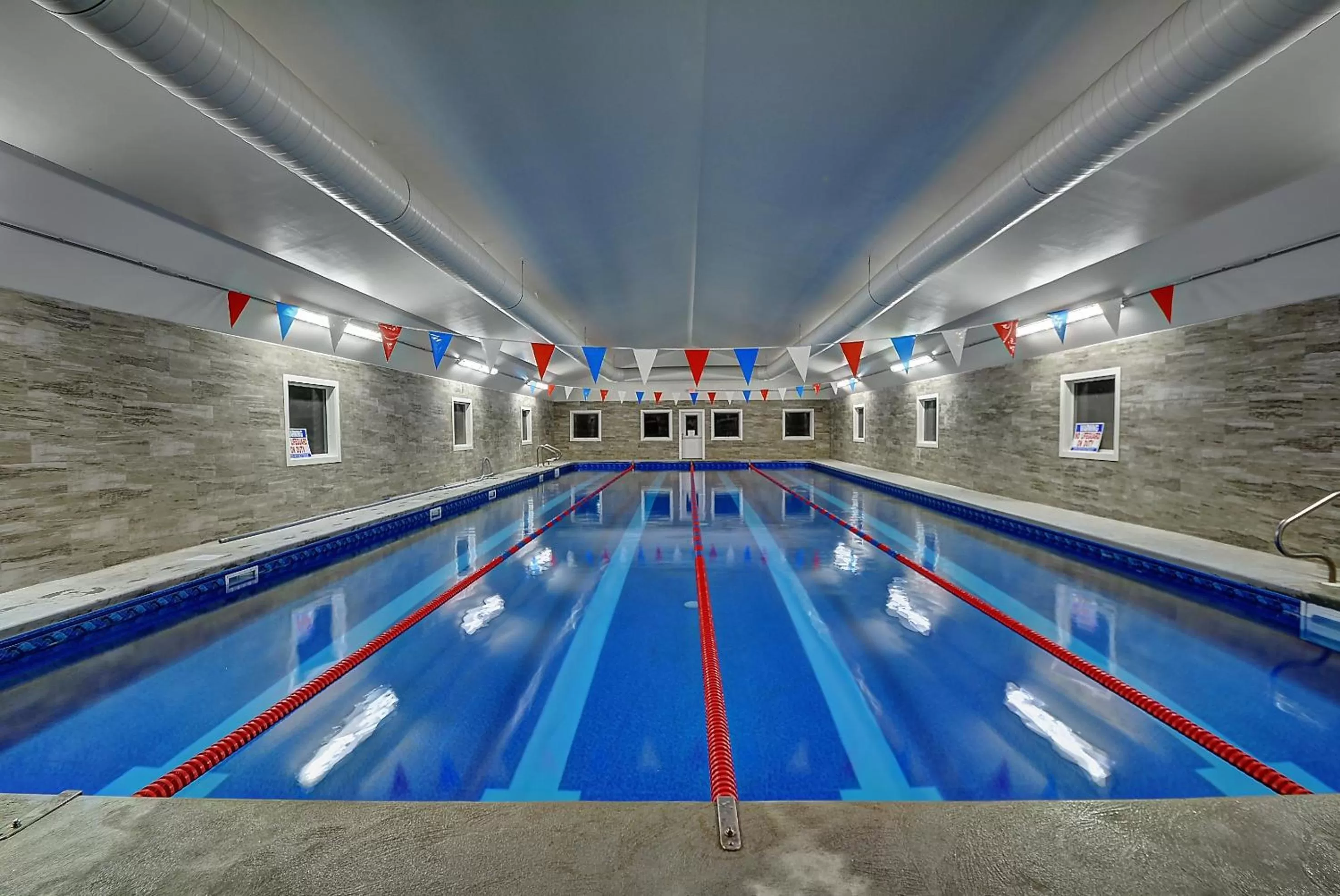 Swimming pool in Colonial Motel and Spa