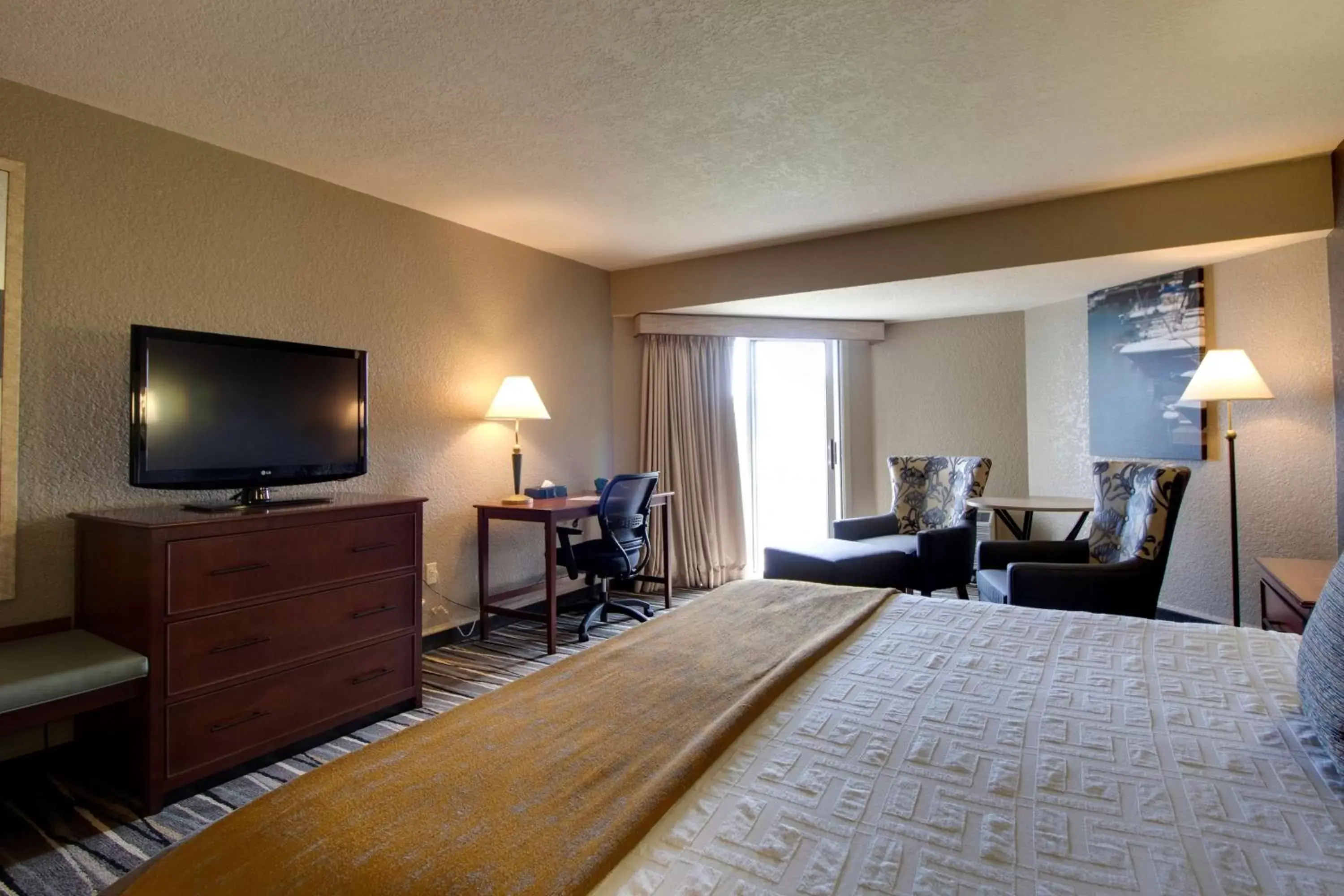 Bedroom, TV/Entertainment Center in Best Western Harbour Pointe Lakefront