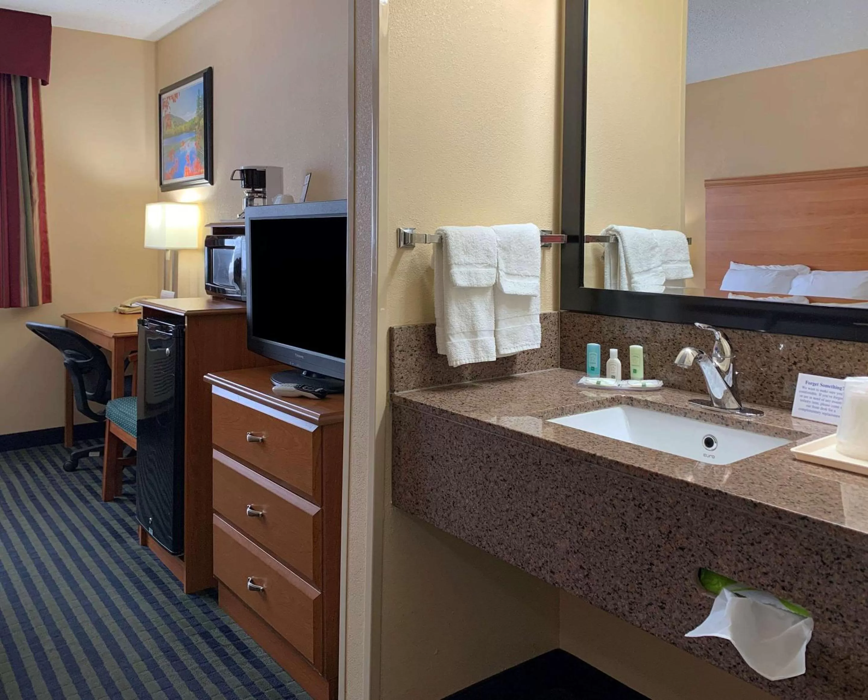 Photo of the whole room in Quality Inn Ottawa near Starved Rock State Park