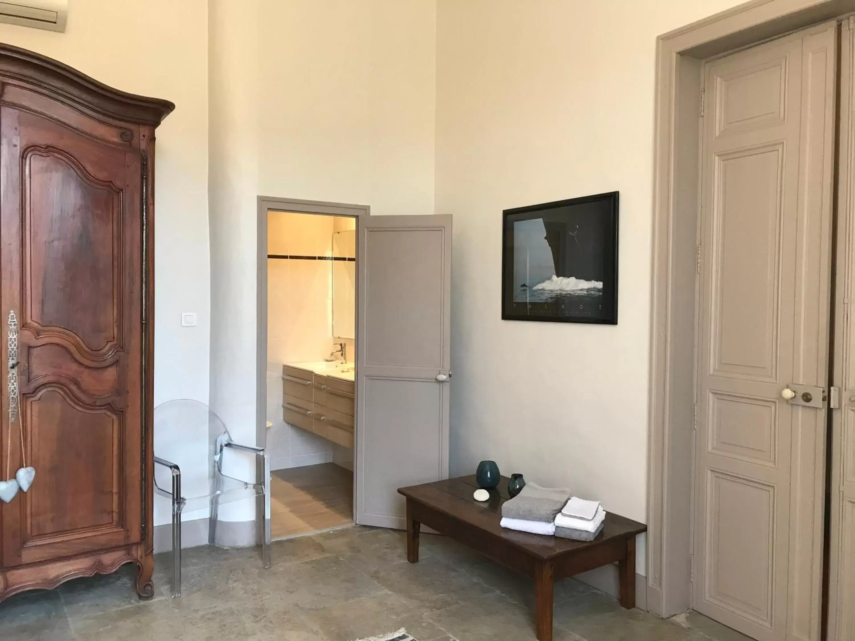 Bedroom, TV/Entertainment Center in Couleurs De Camargue