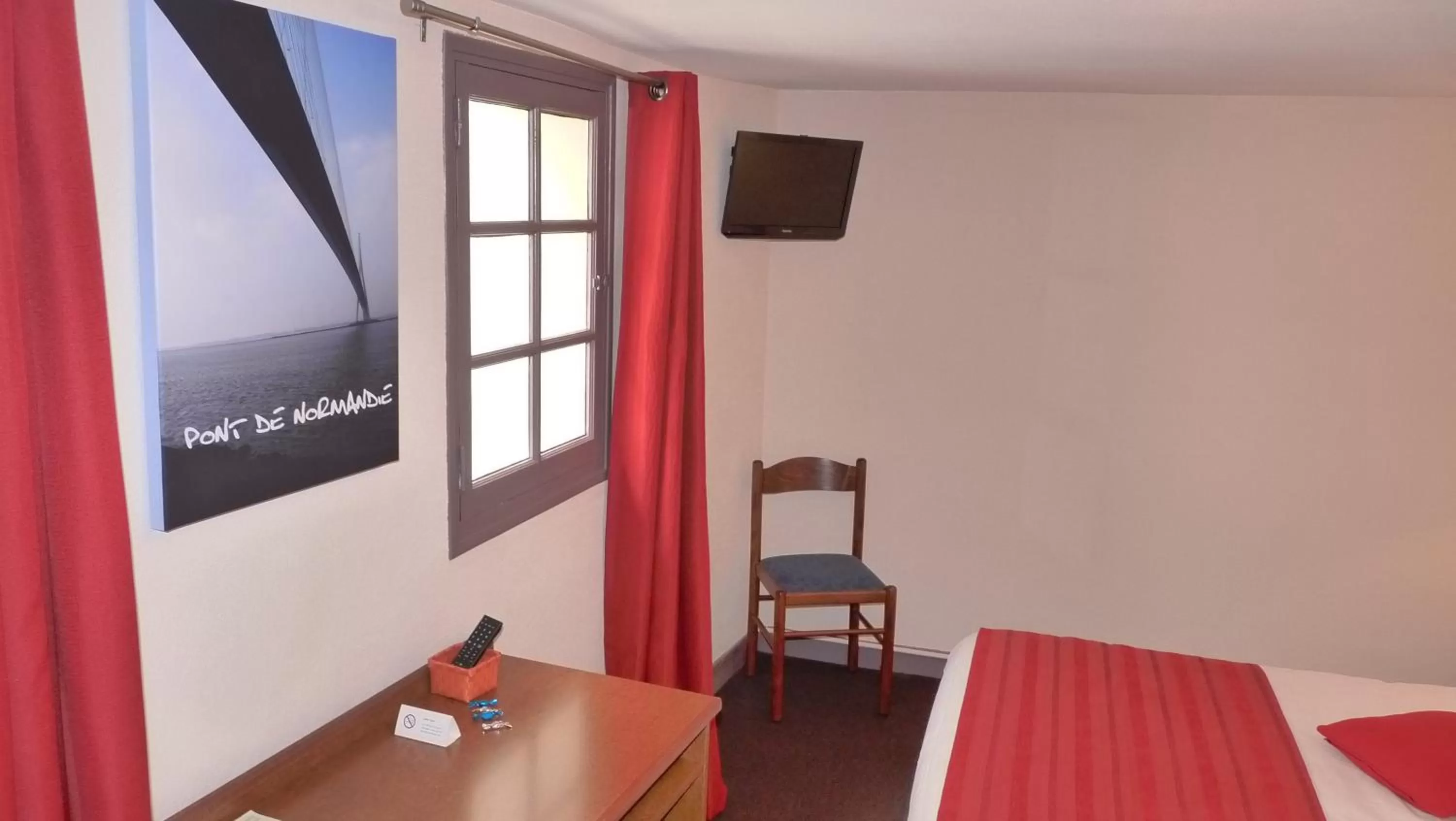 Bedroom in Hôtel-Restaurant La P'tite Auberge