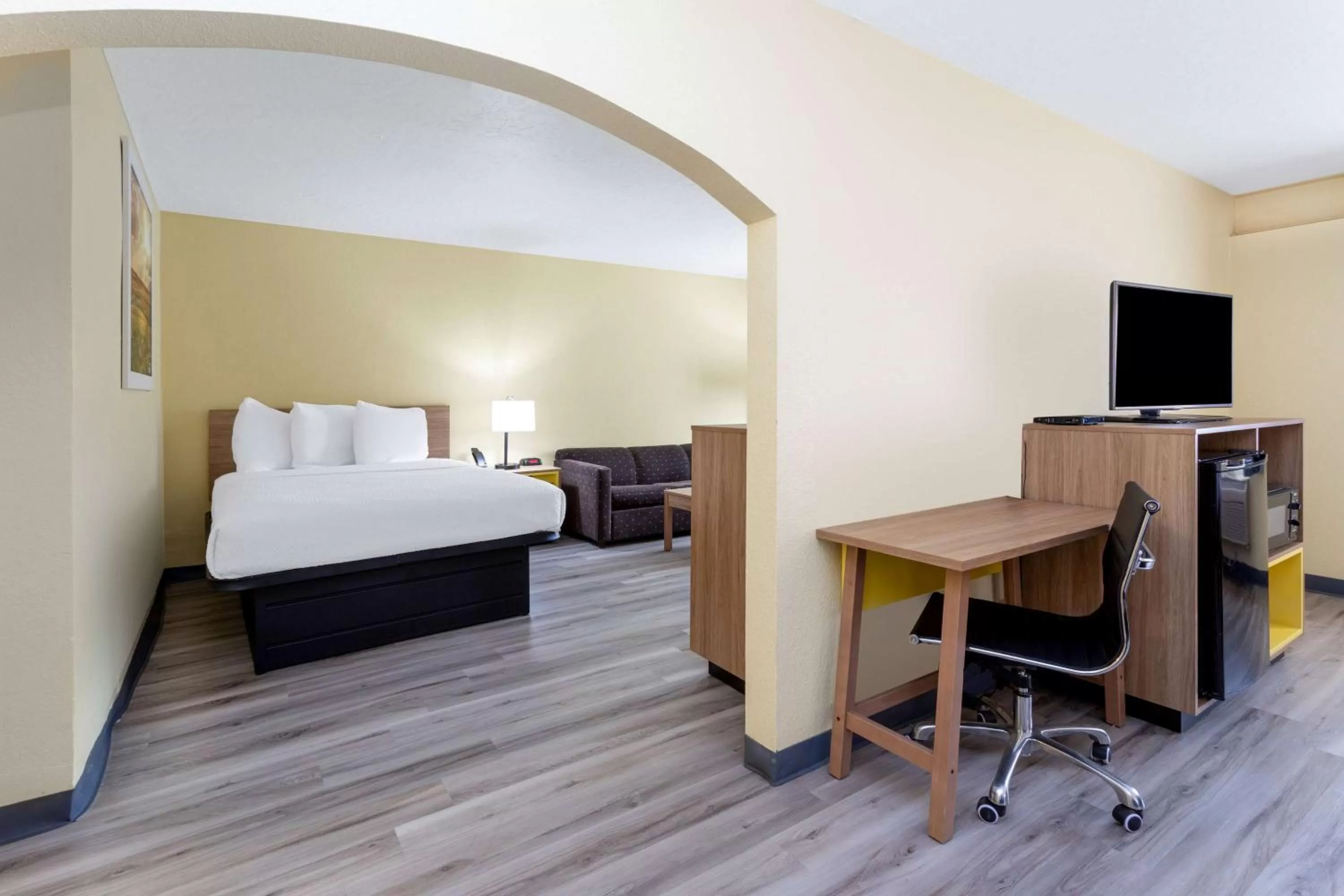 Bed in Days Inn & Suites by Wyndham Clovis