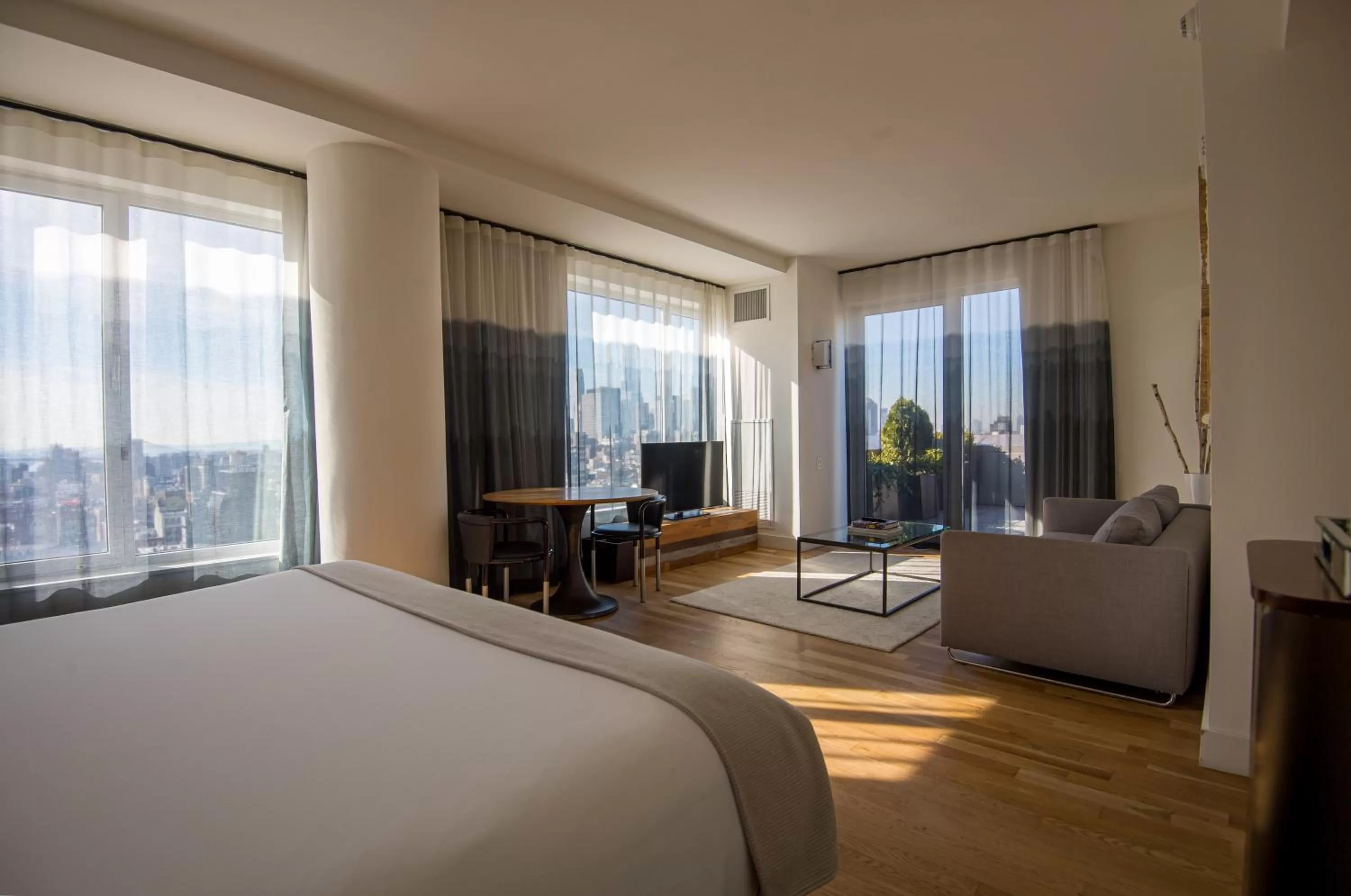 Photo of the whole room, Bed in Hotel Indigo Lower East Side New York by IHG