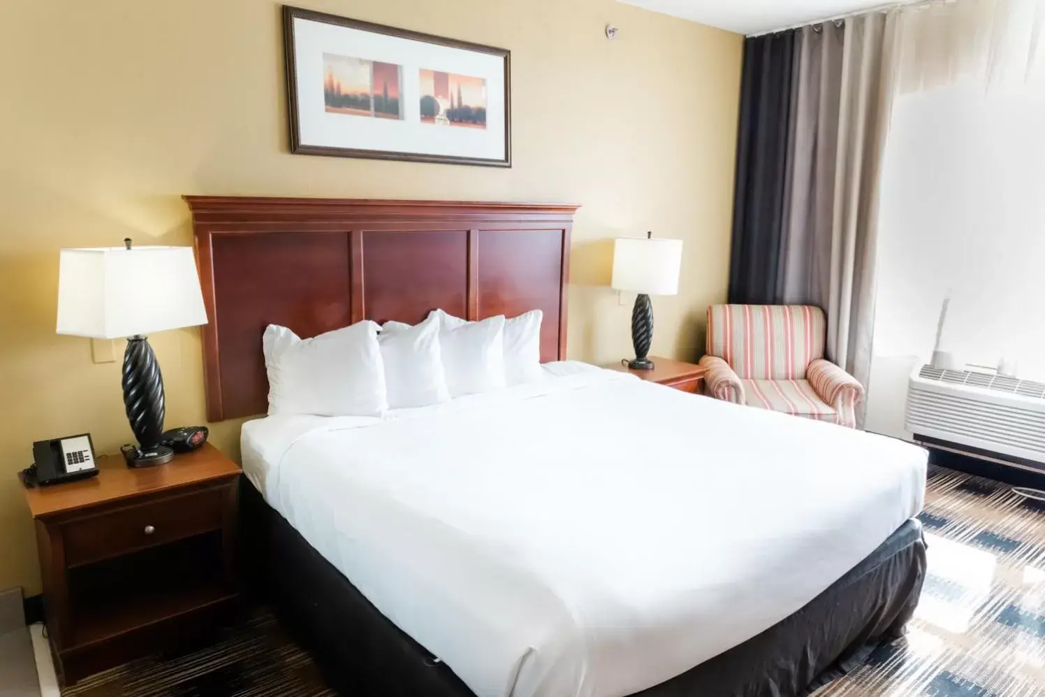 Bed in Country Inn & Suites by Radisson, Helen, GA