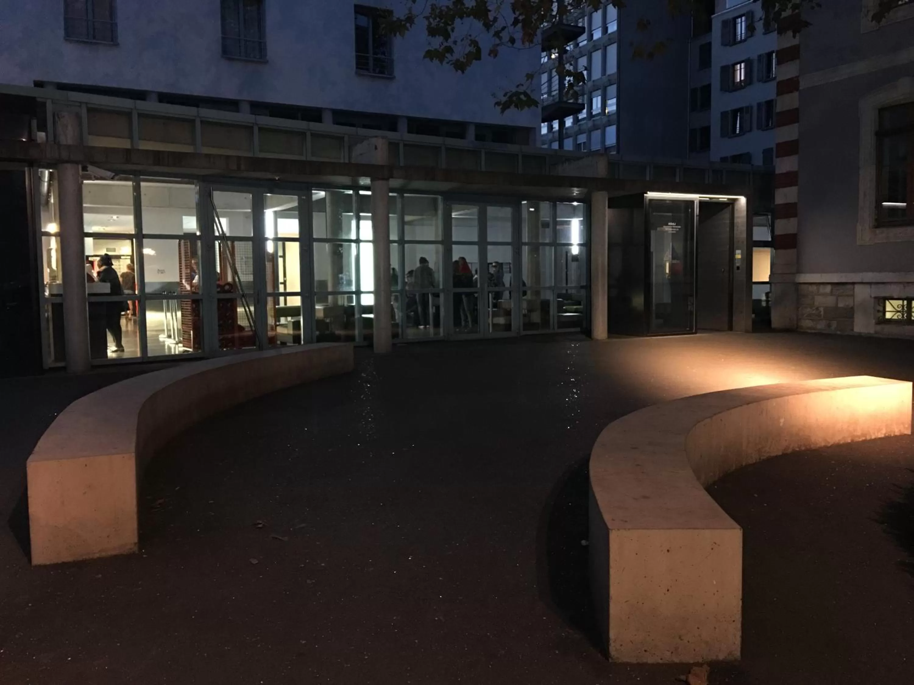 Facade/entrance in Geneva Hostel