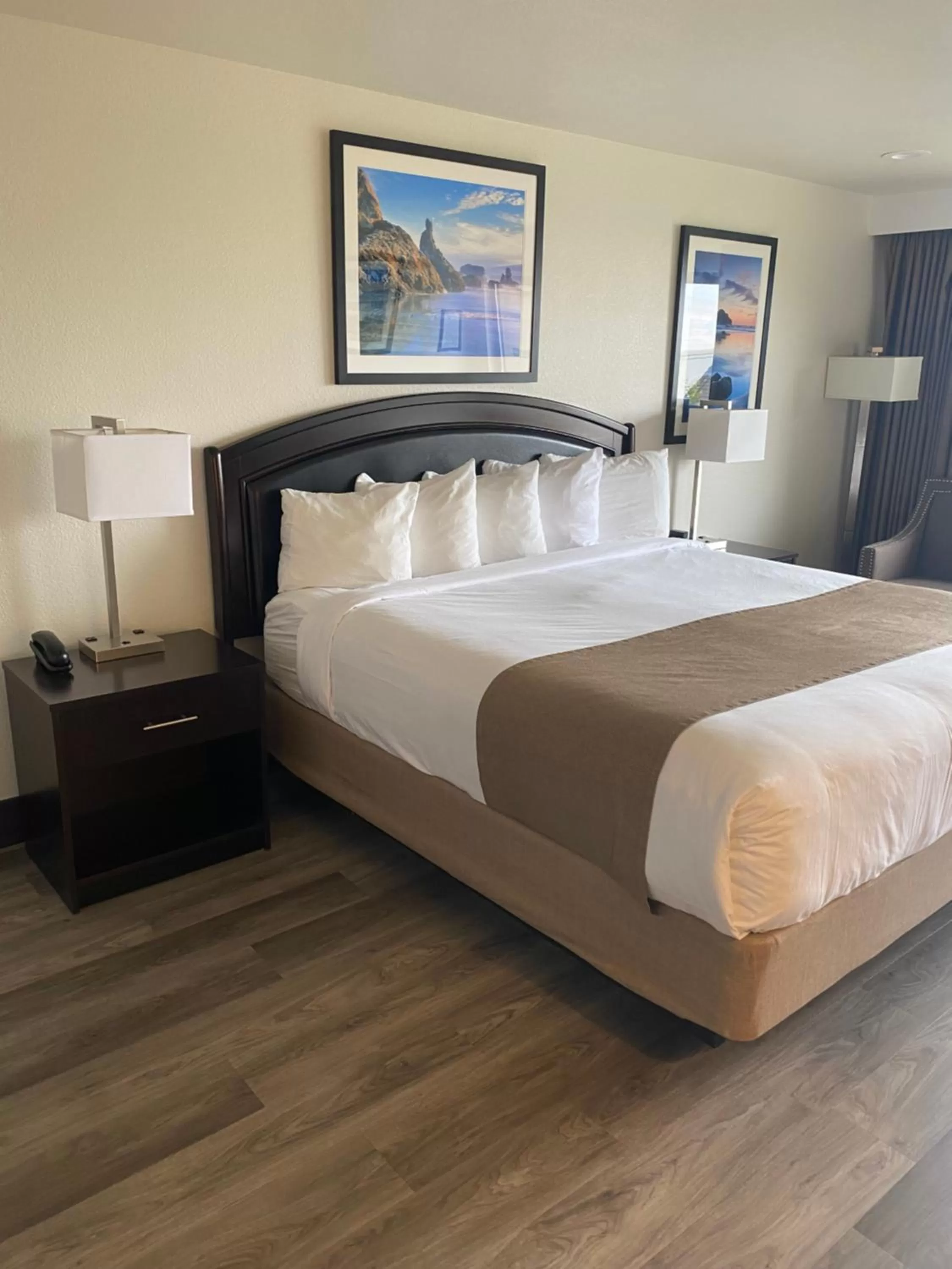 Photo of the whole room, Bed in Bandon Inn