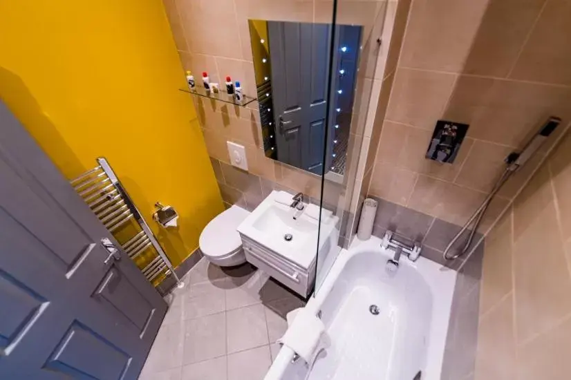 Bathroom in Stonecross Manor Hotel