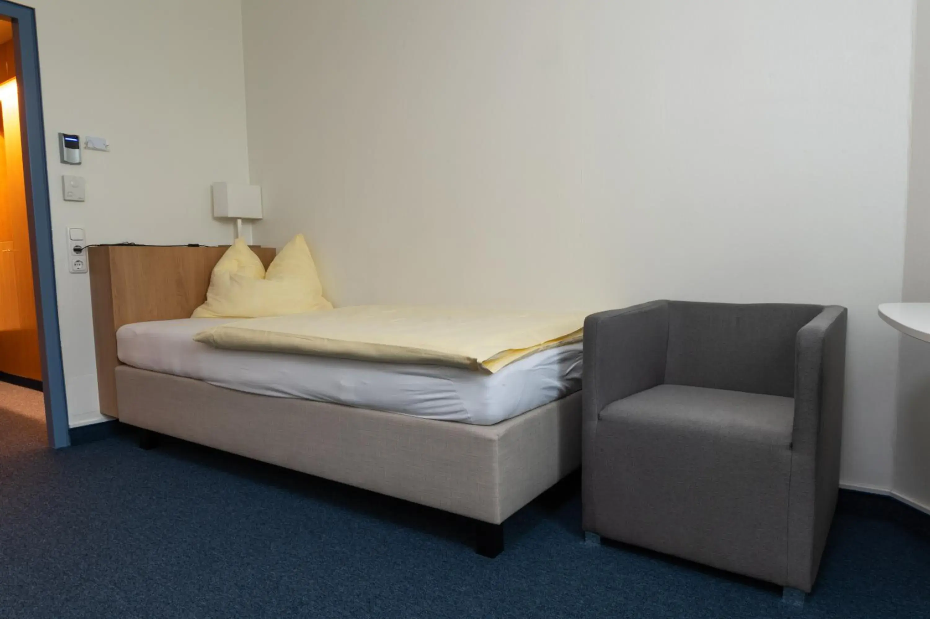Bed, Seating Area in Hotel Sommerhaus Linz
