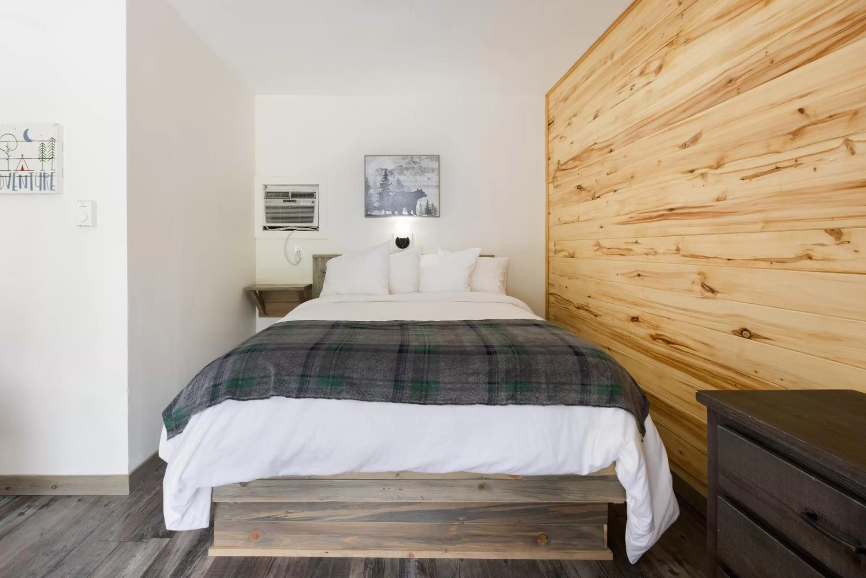 Bed in Beargrass Lodging & RV Resort