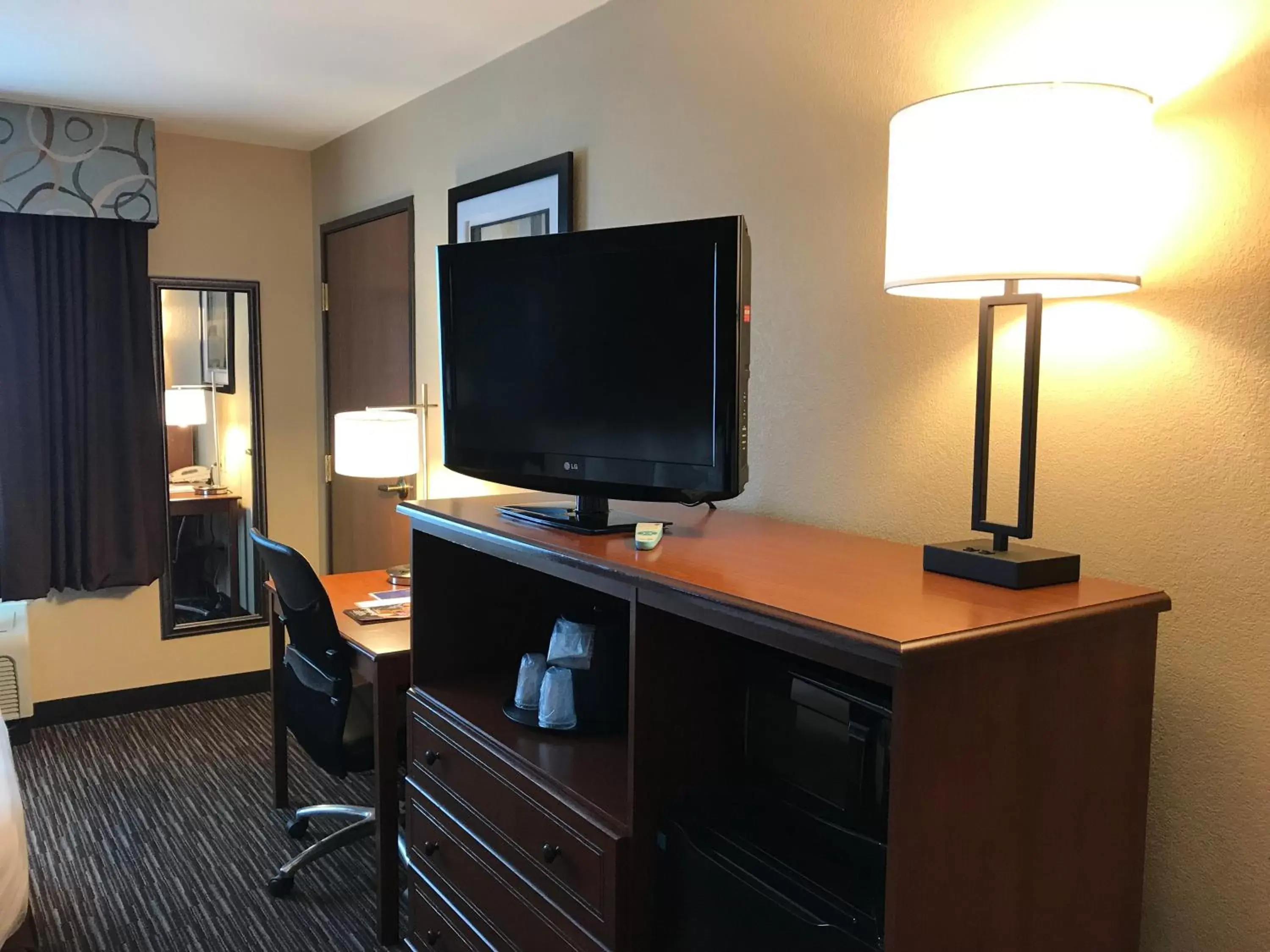 TV and multimedia, TV/Entertainment Center in Best Western Port Columbus