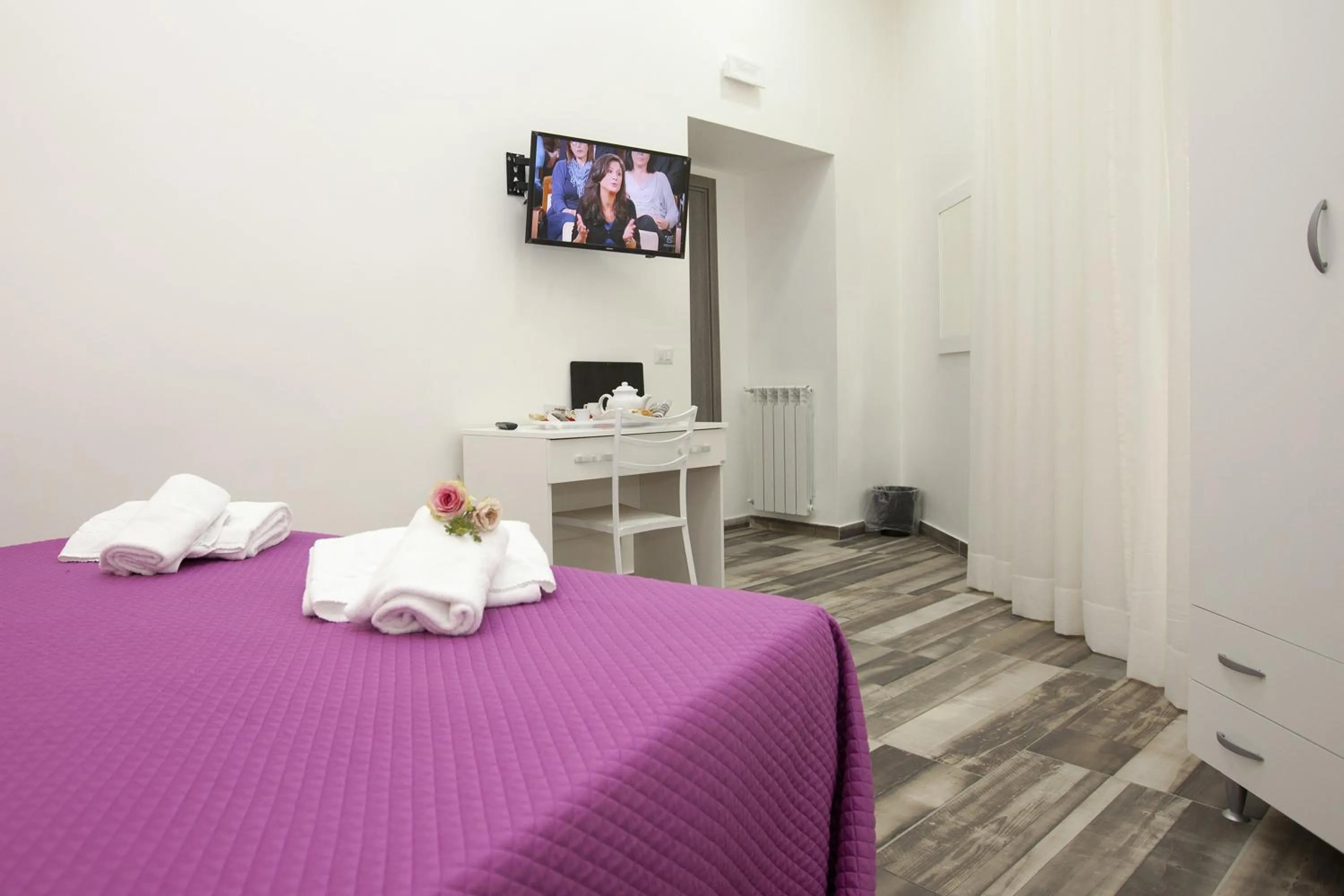 Photo of the whole room, Bed in Napoli Garibaldi Square