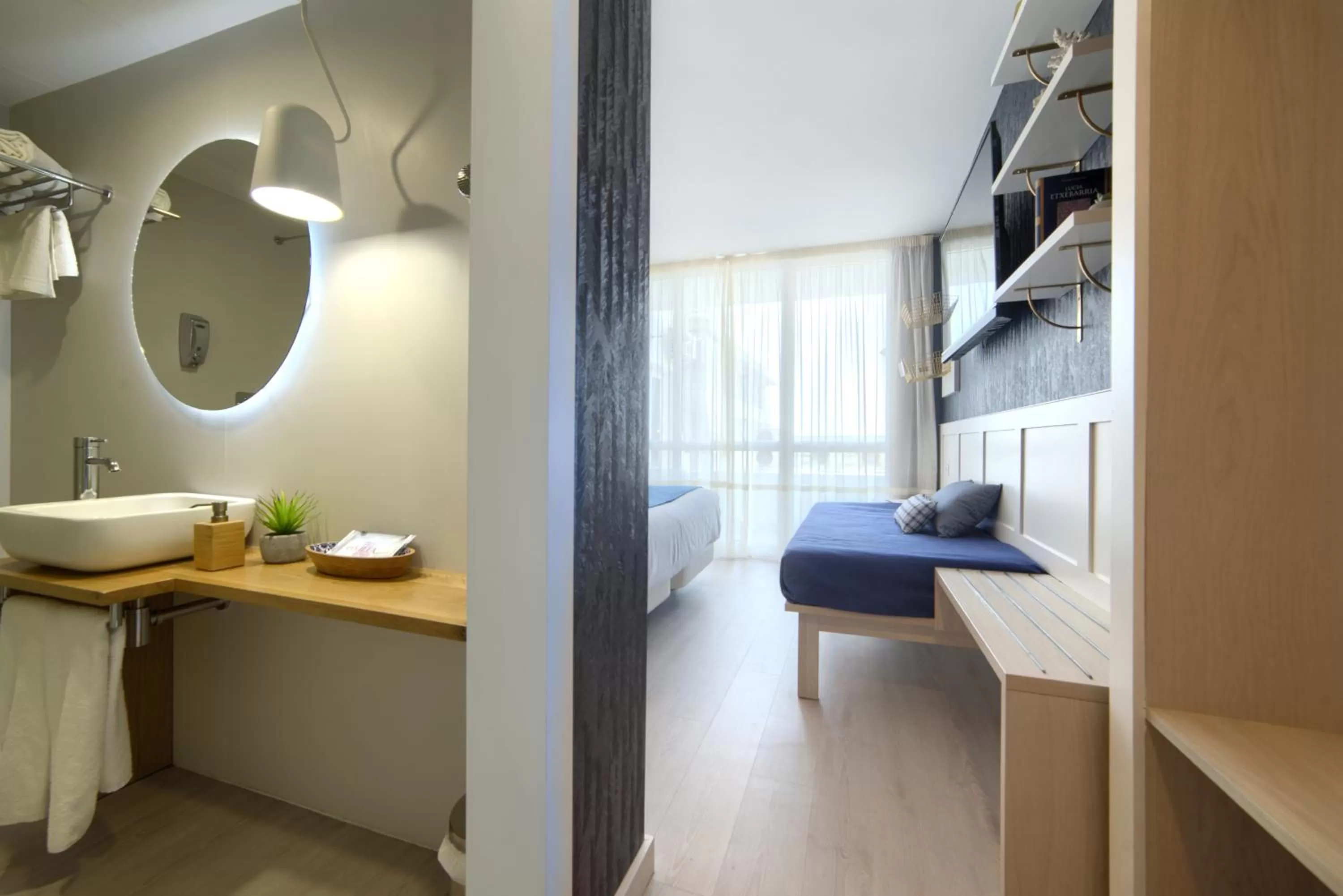 Communal lounge/ TV room, Bed in Hotel Luze El Villa