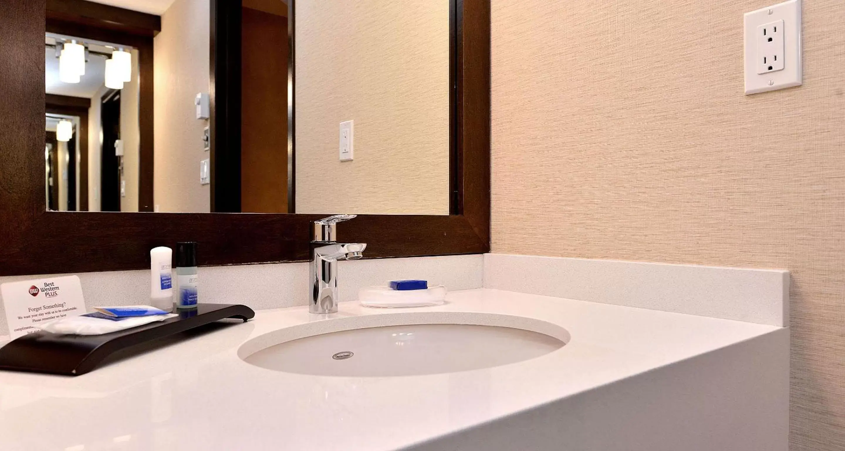 Photo of the whole room, Bathroom in Best Western Plus Emerald Isle Hotel