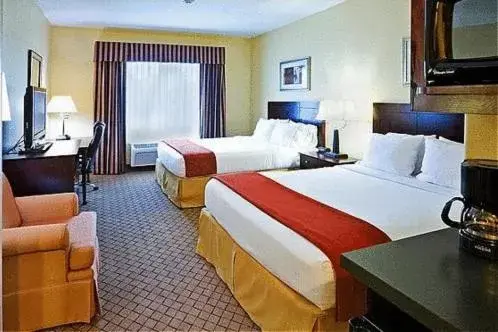 Bed in Holiday Inn Express Hotel & Suites New Boston, an IHG Hotel