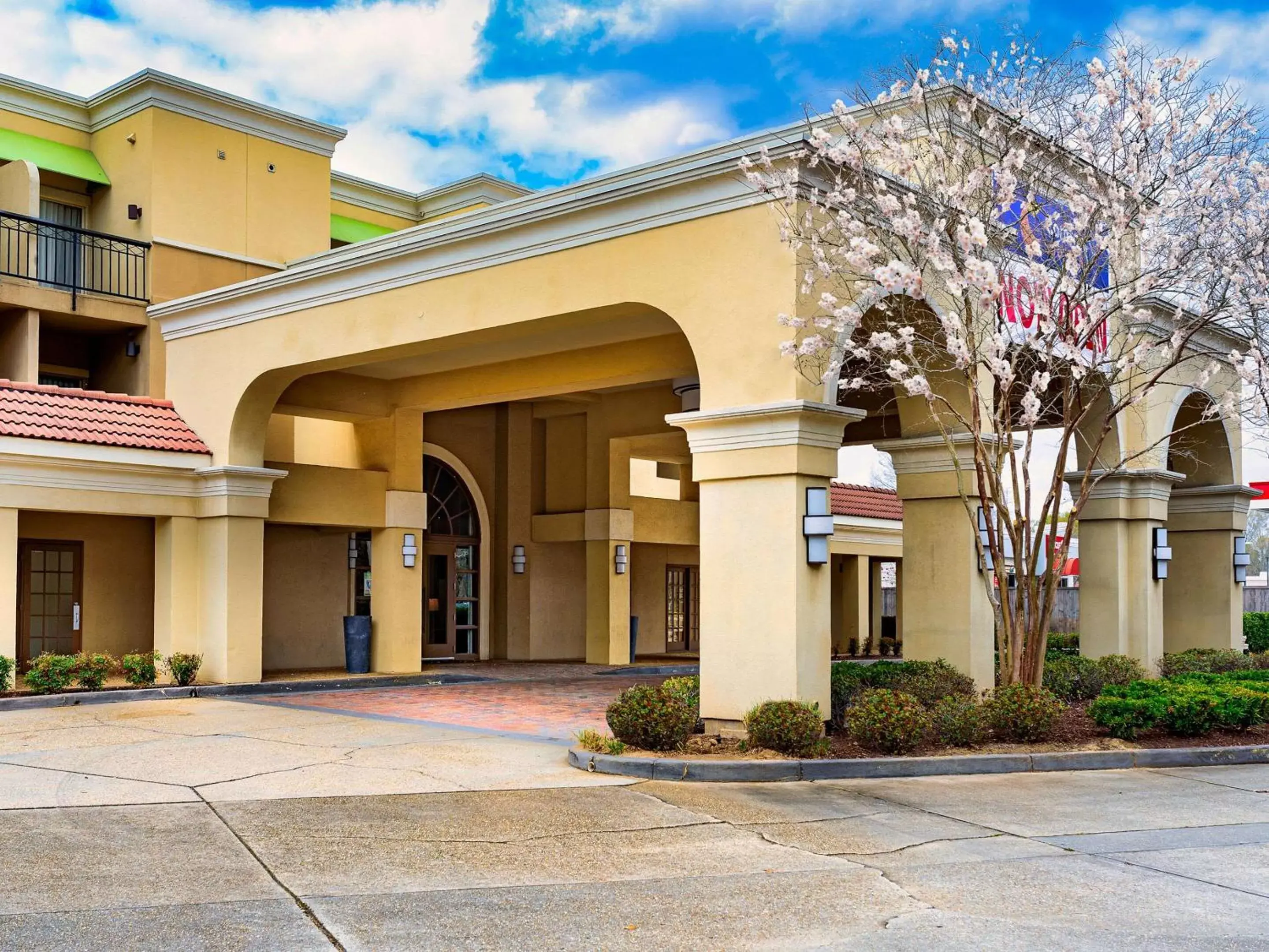 Property Building in Comfort Suites Medical District near Mall of Louisiana