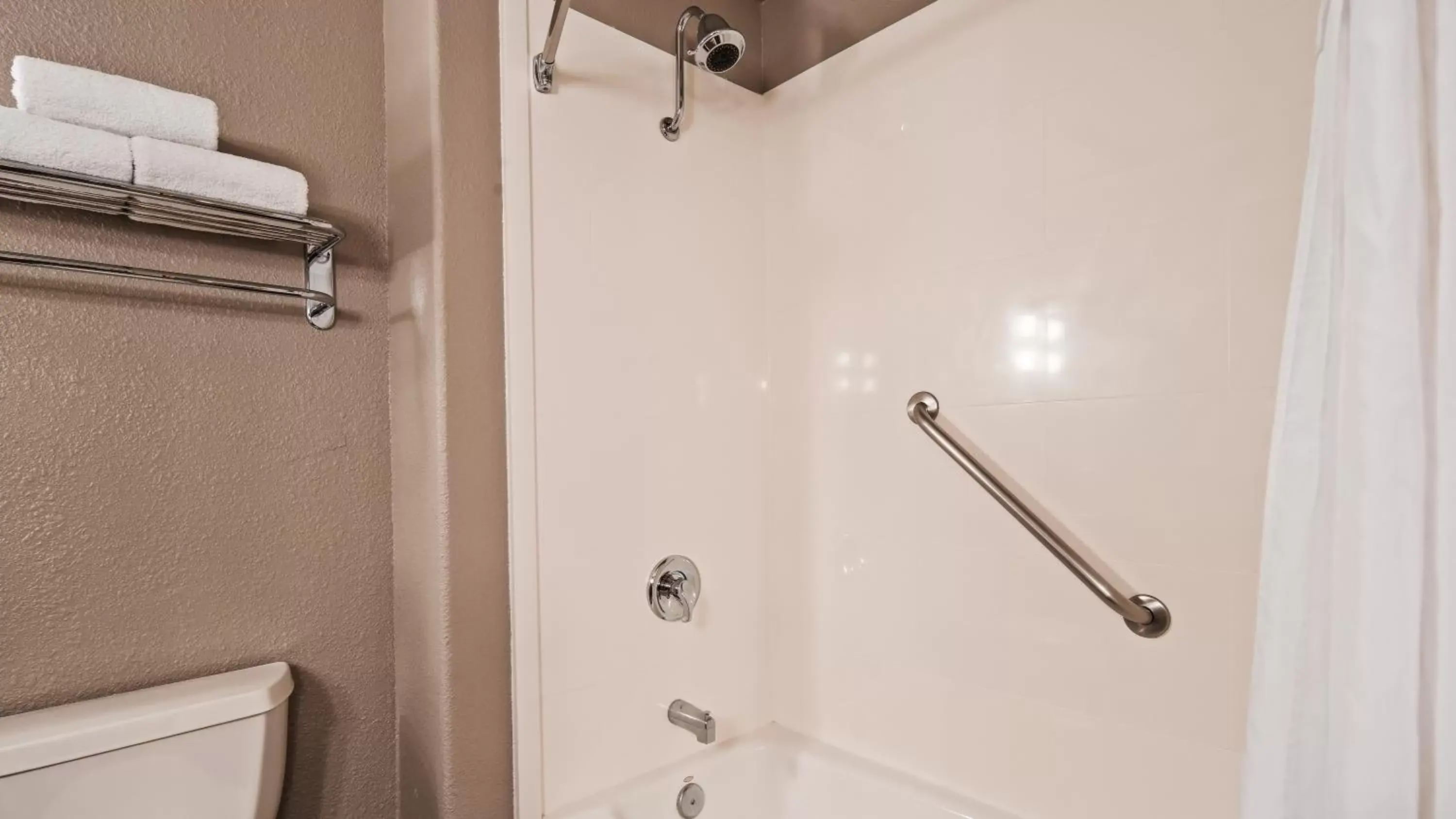 Bathroom in Best Western Cedar Inn & Suites