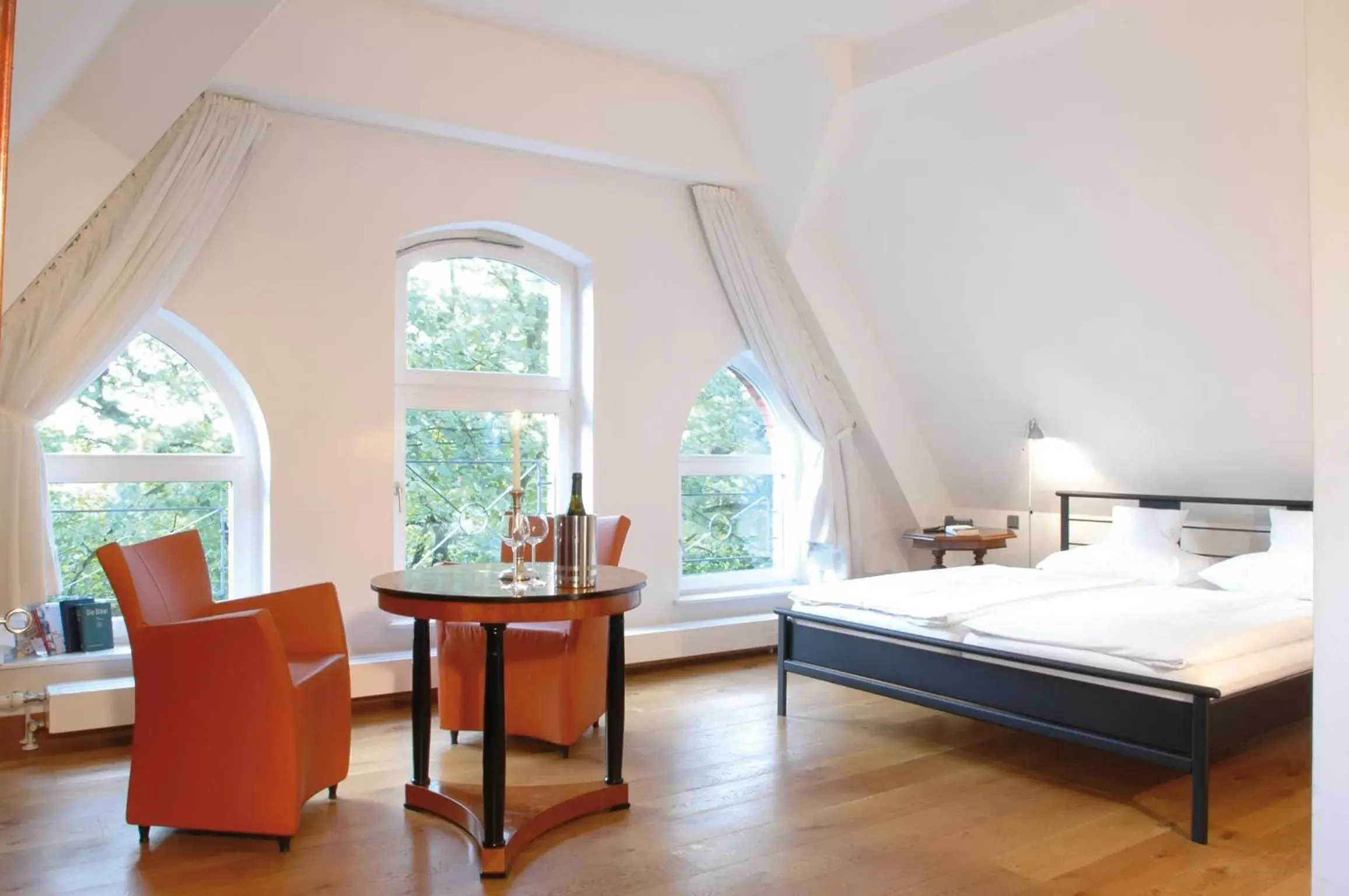 Photo of the whole room, Bed in Hotel Mutterhaus Düsseldorf Photo of the whole room, Bed in Hotel Mutterhaus Düsseldorf