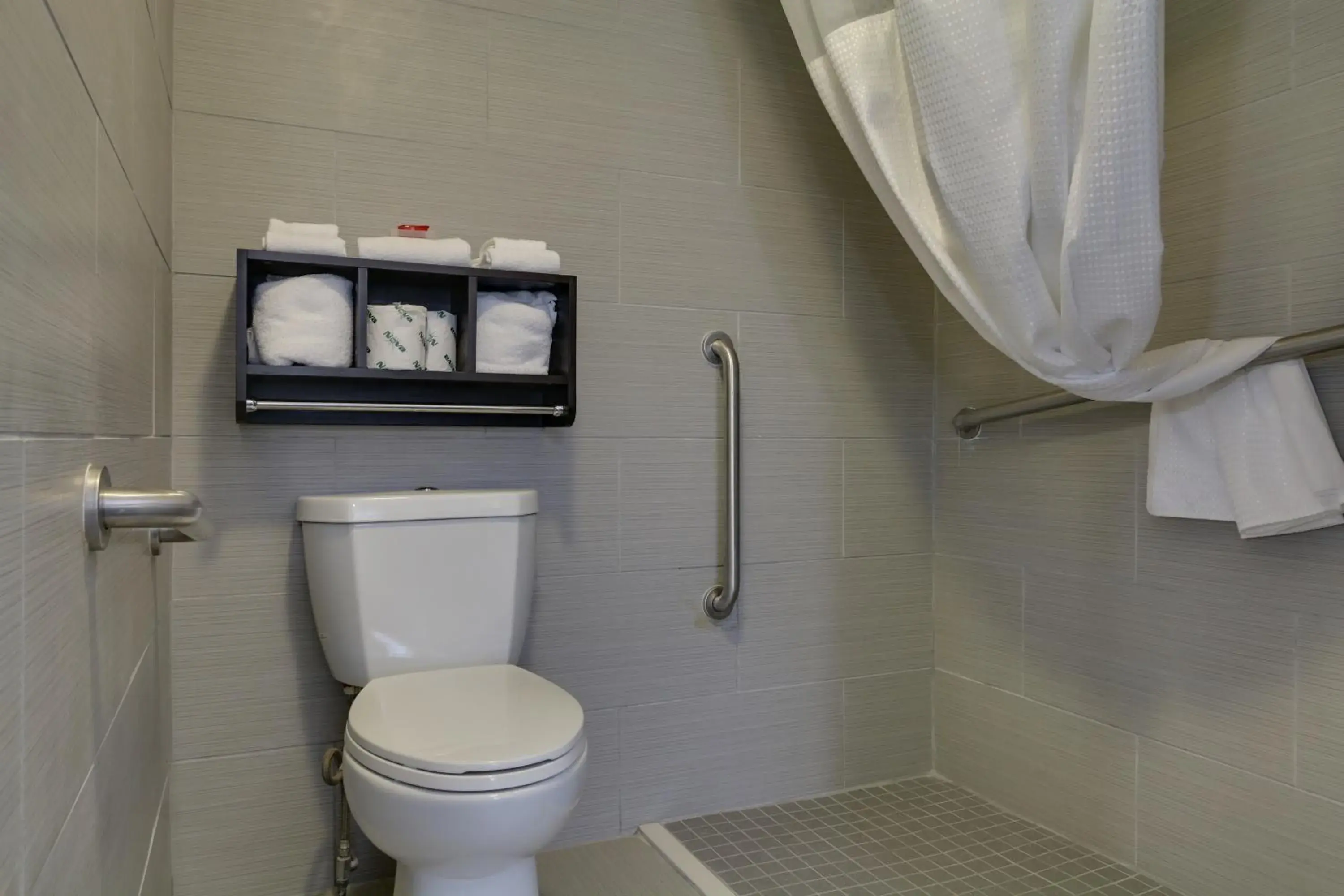 TV and multimedia, Bathroom in Travelodge by Wyndham Calhoun South I-75