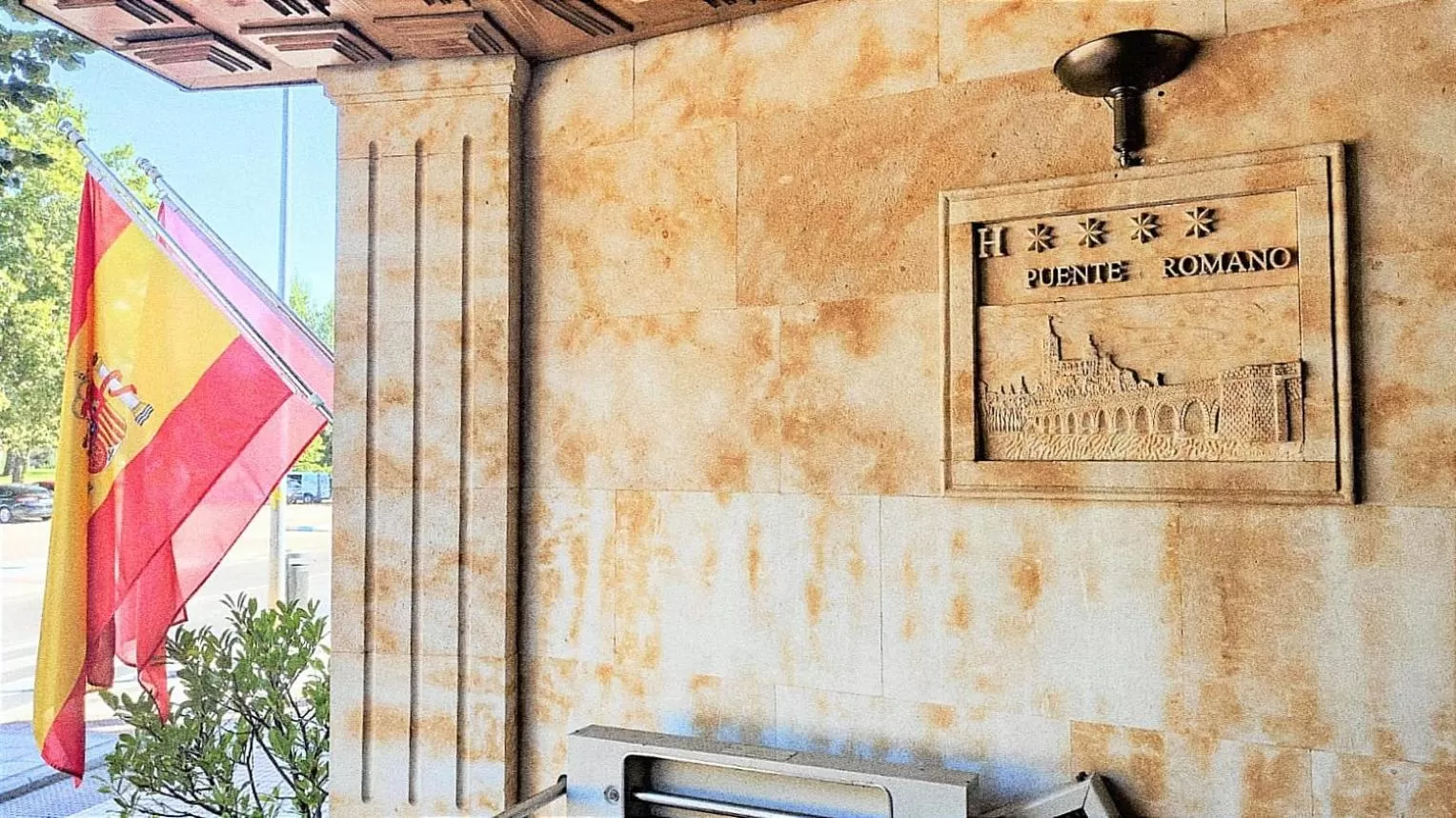 Facade/entrance in Hotel Ele Puente Romano de Salamanca