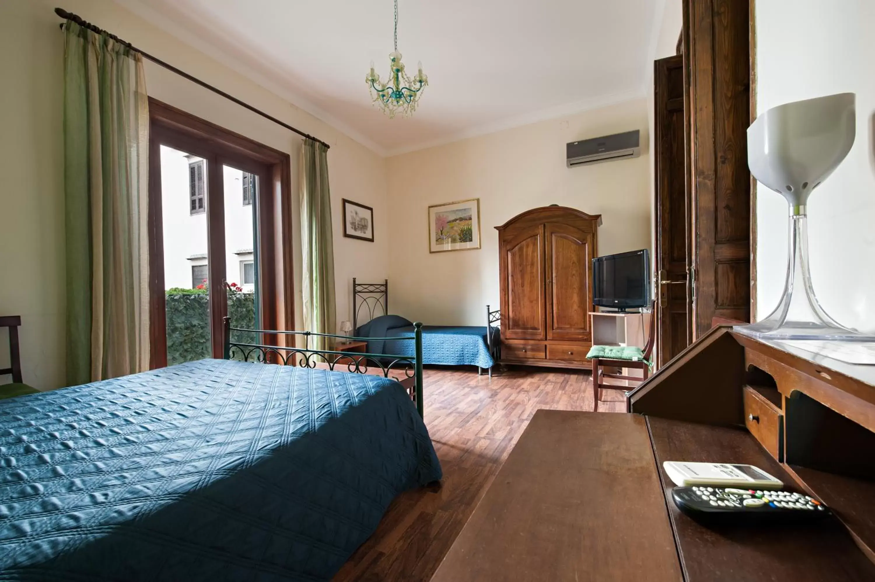 Decorative detail, TV/Entertainment Center in B&B Casa Degli Artisti