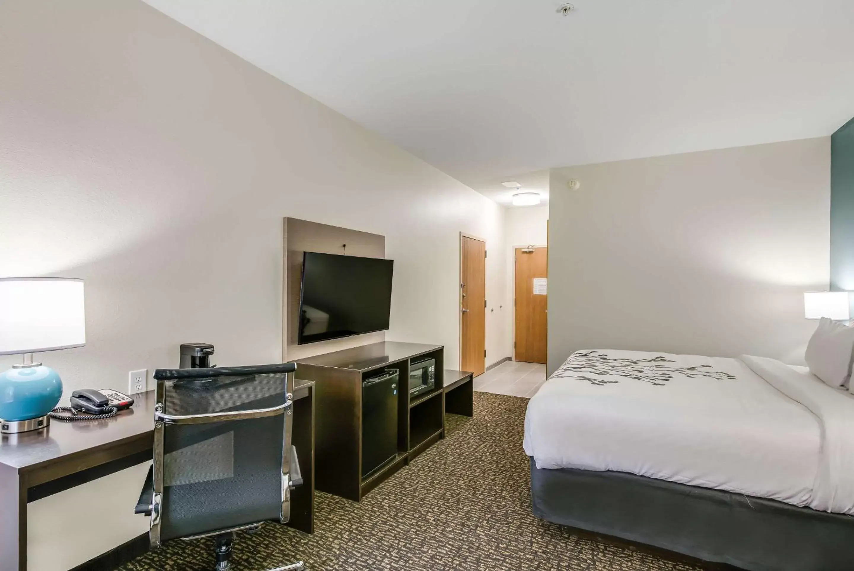 Photo of the whole room, TV/Entertainment Center in Sleep Inn