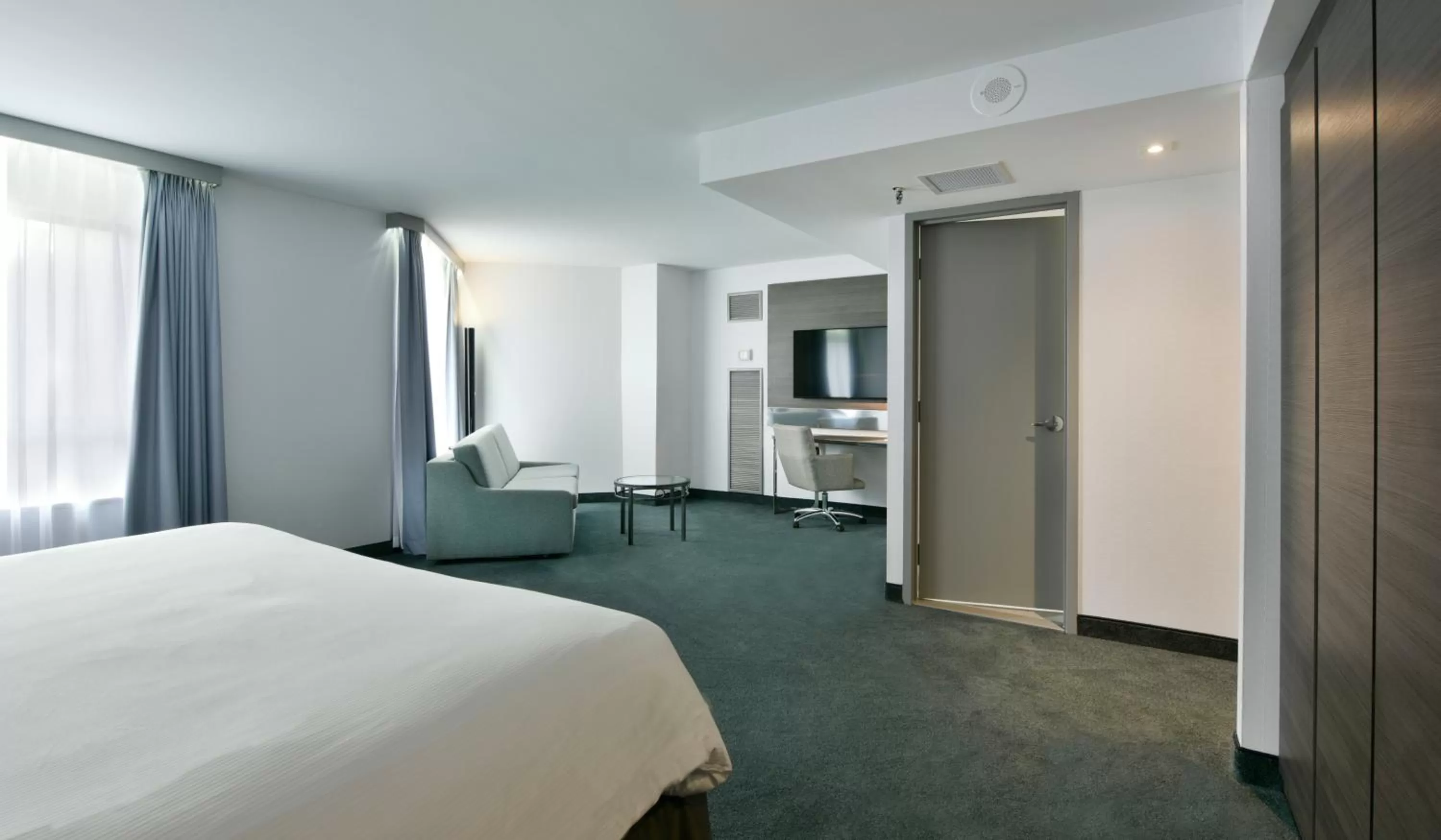 Bed in DoubleTree by Hilton Ottawa Downtown