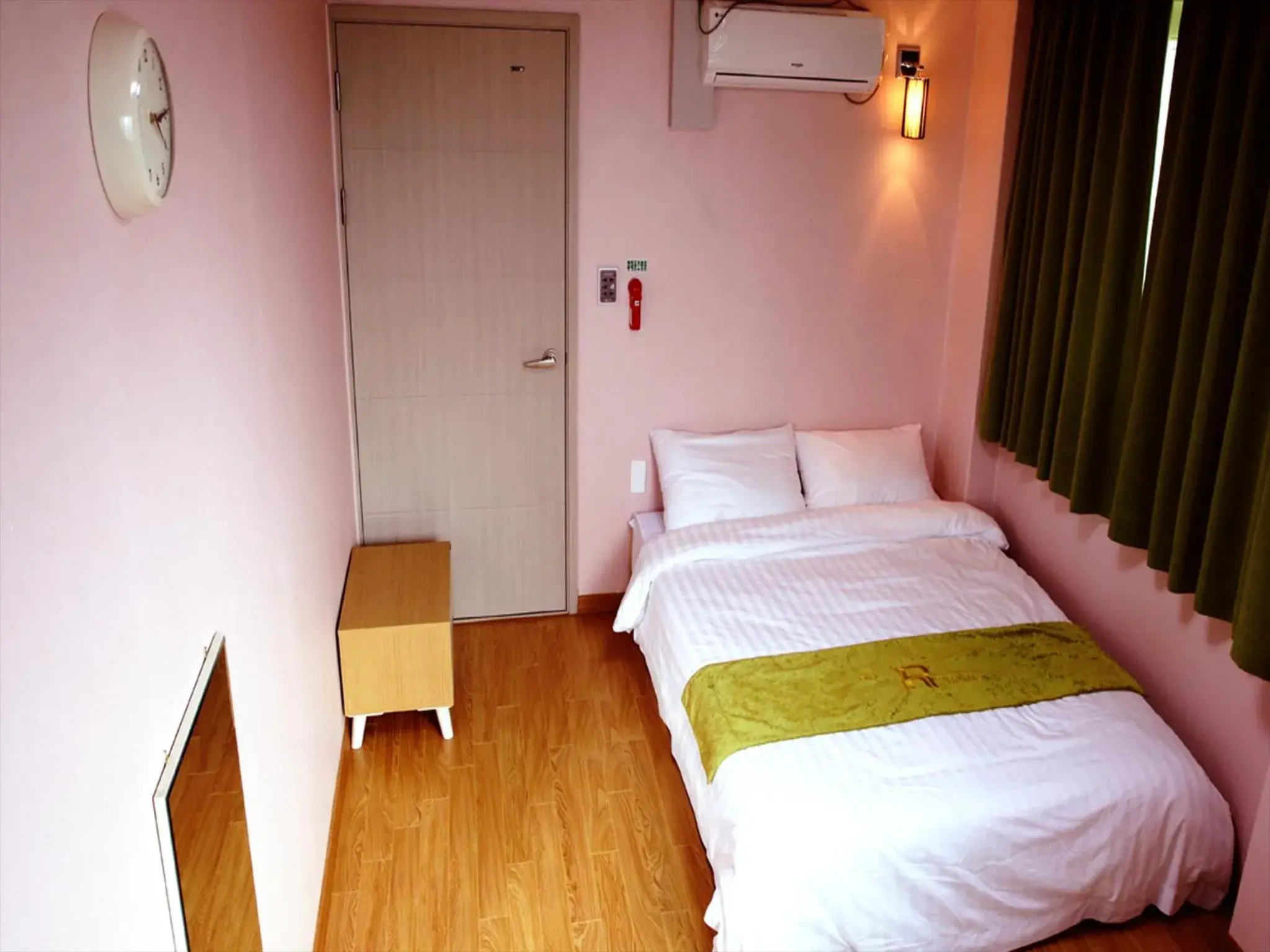 Photo of the whole room, Bed in Jeju R Guesthouse