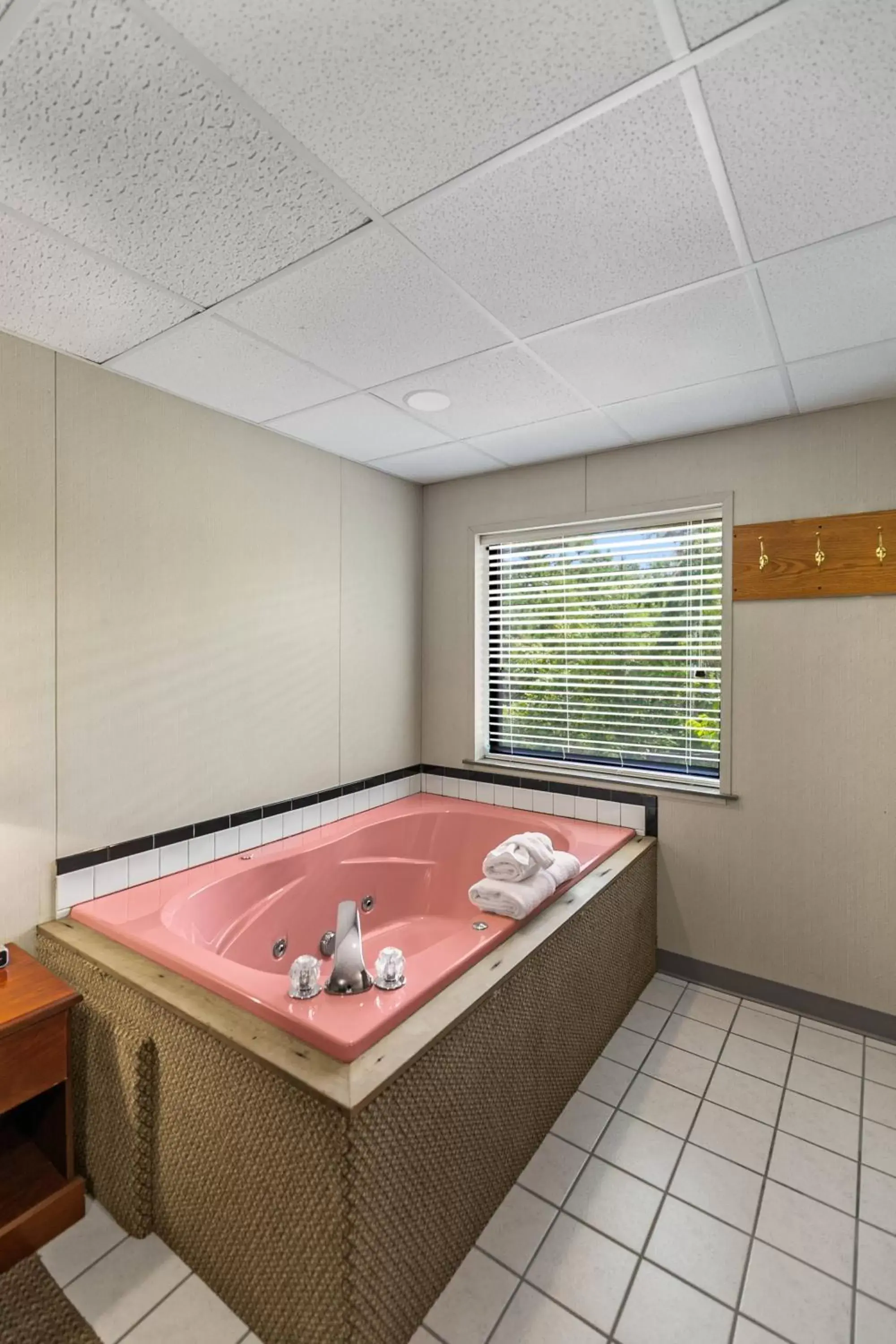 Bath in Candlewick Inn and Suites