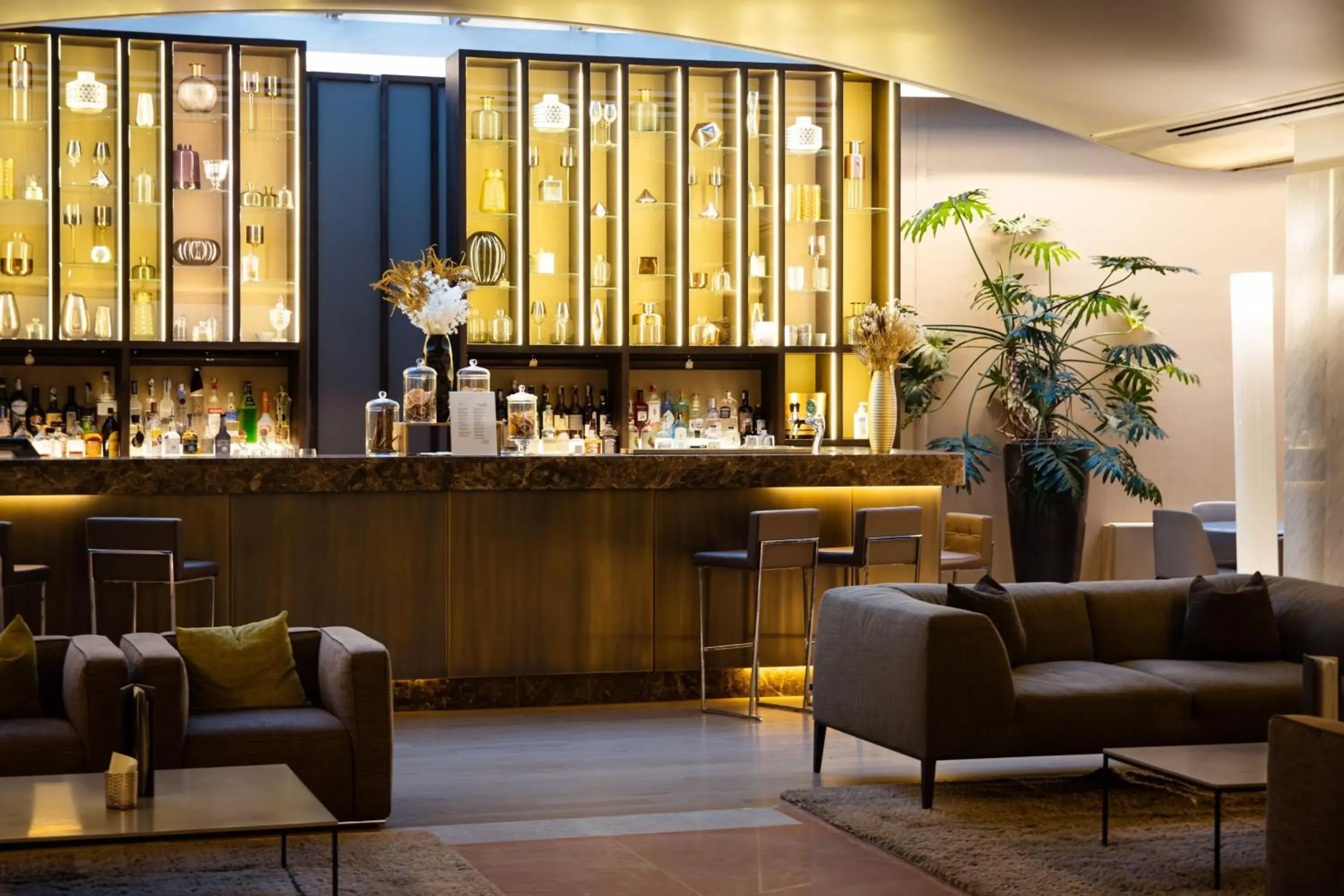 Restaurant/places to eat, Lounge/Bar in Sheraton Lake Como Hotel
